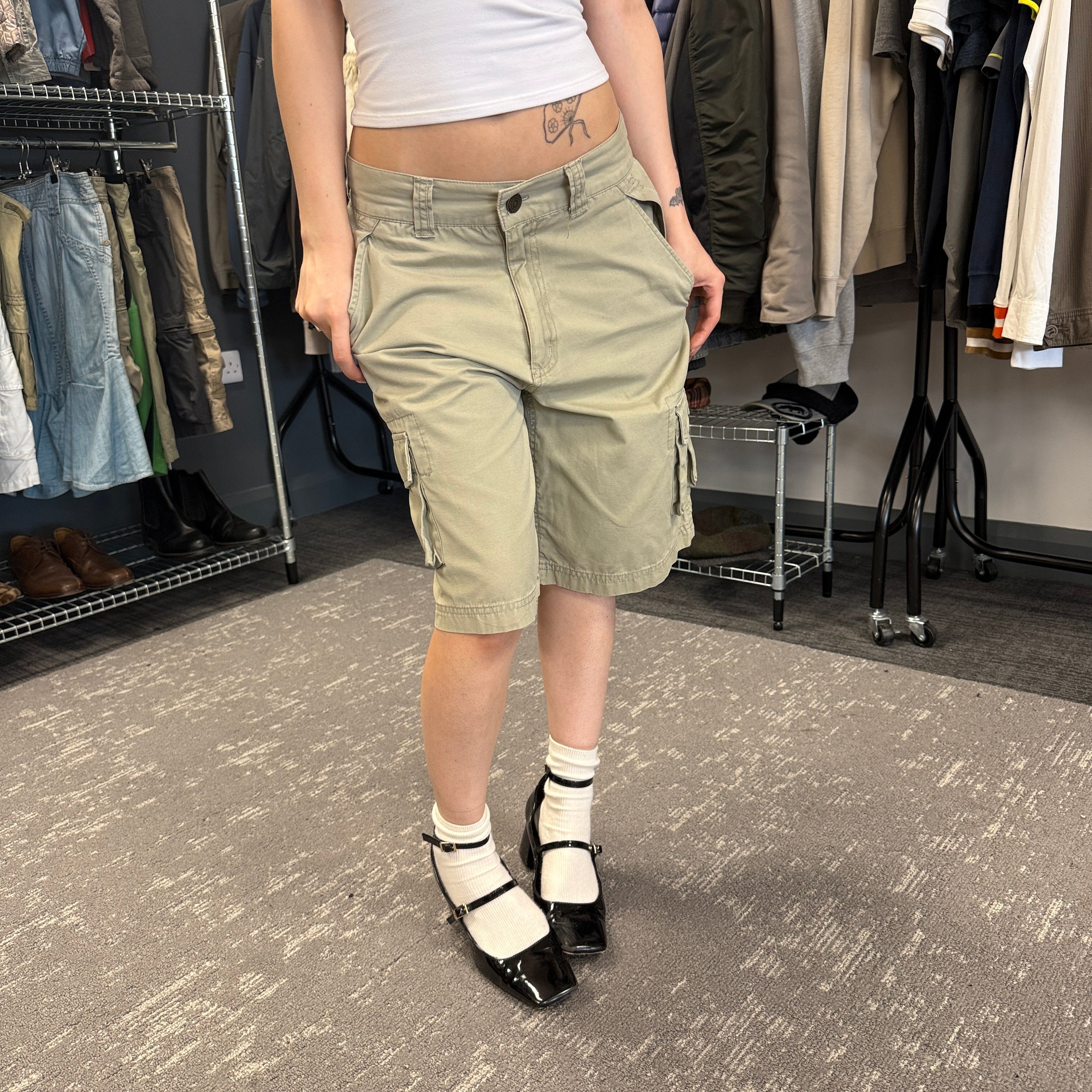 Airwalk 2000's baggy multi-pocket cargo shorts (XS-S)