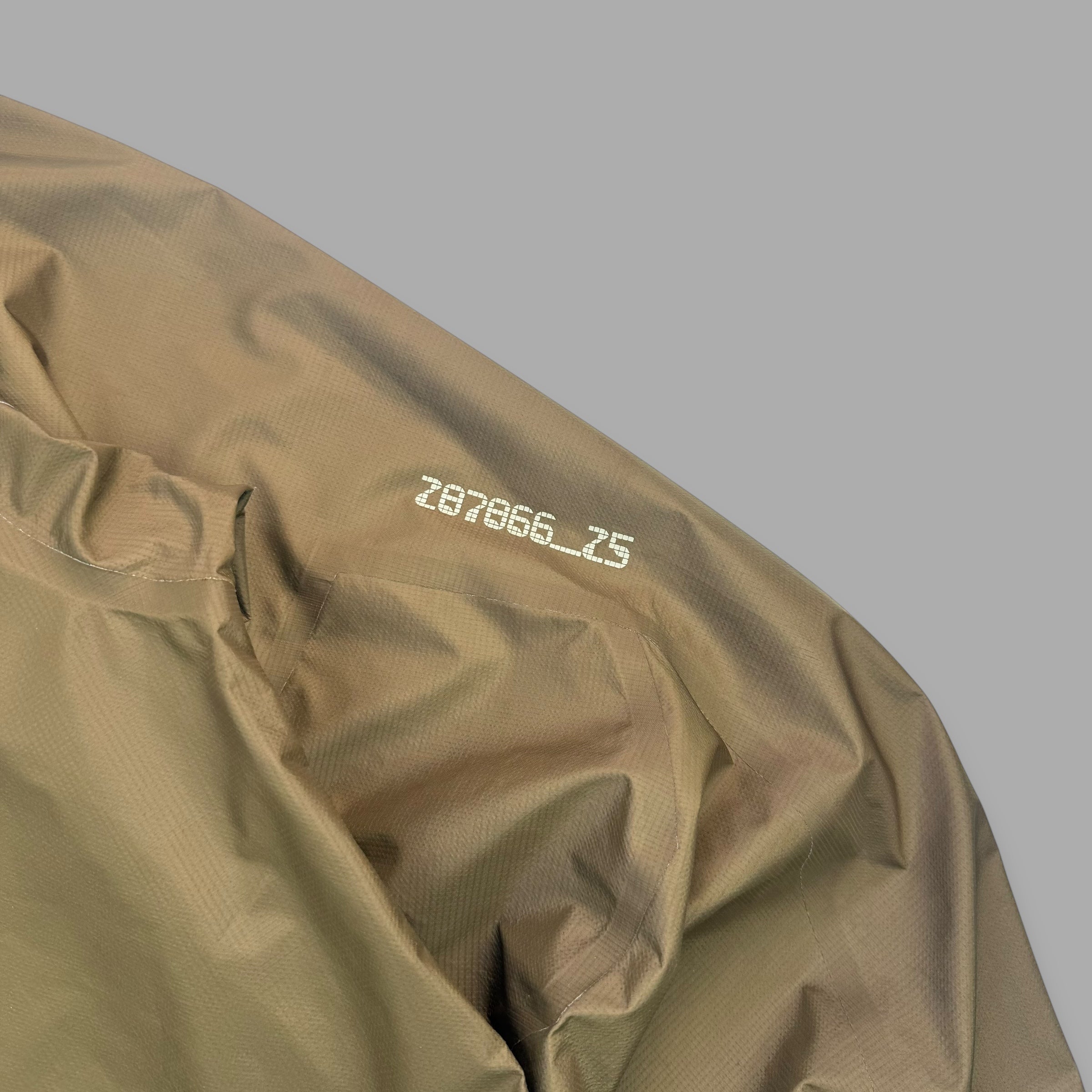 Burton AK 2000's technical taped seams nylon ski jacket (M-L)