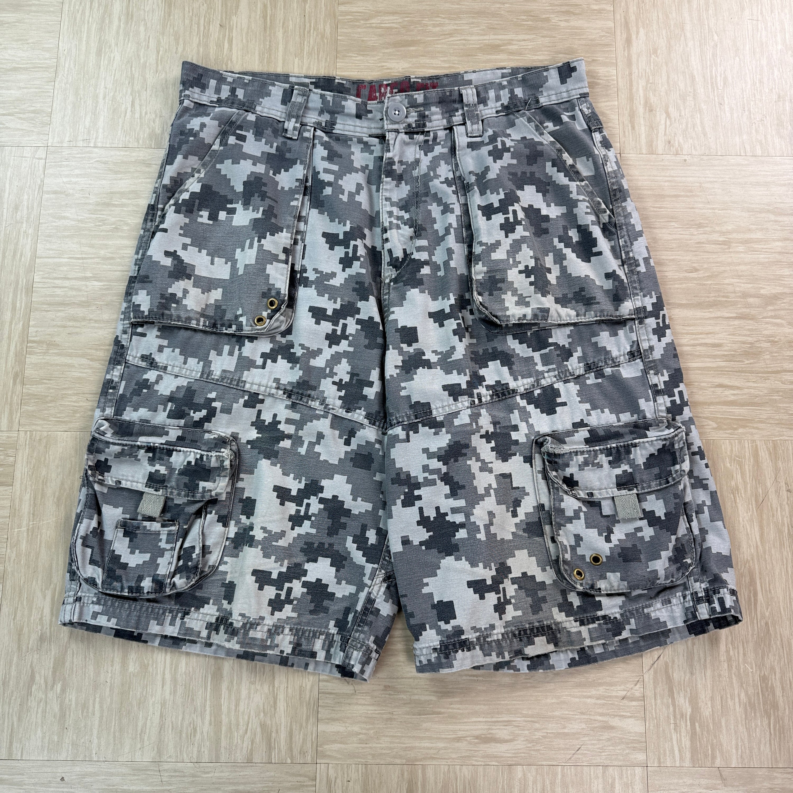 Vintage digital camo baggy multi-pocket cargo shorts (M)