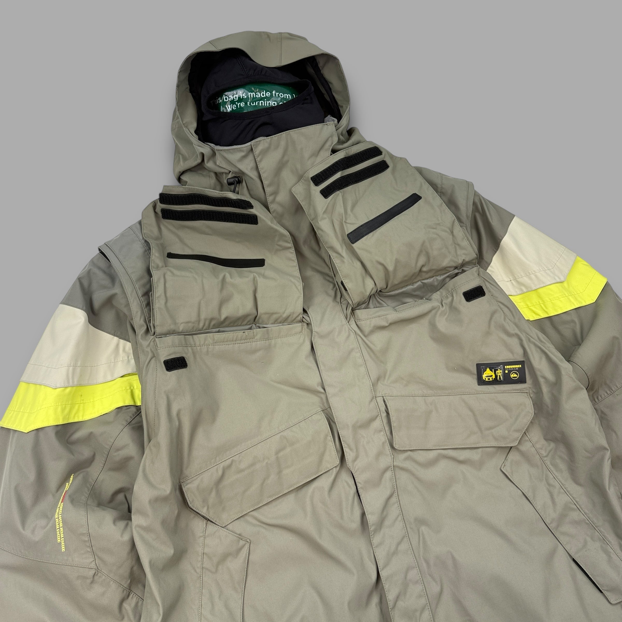 Quiksilver endurance series 2000's technical multi-pocket panelled ski jacket (L)