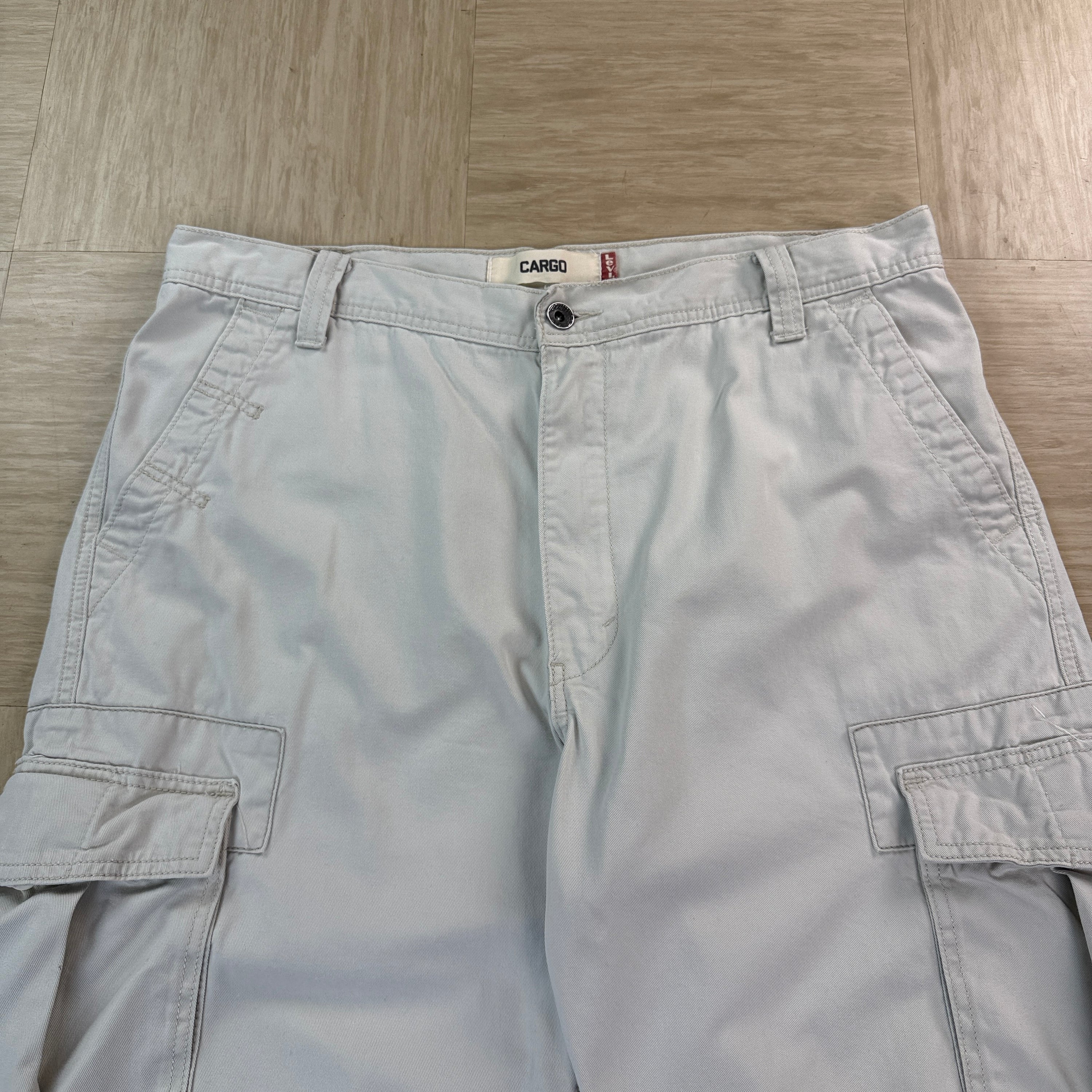 Levi's 2000's relaxed fit baggy cargo shorts (XL)