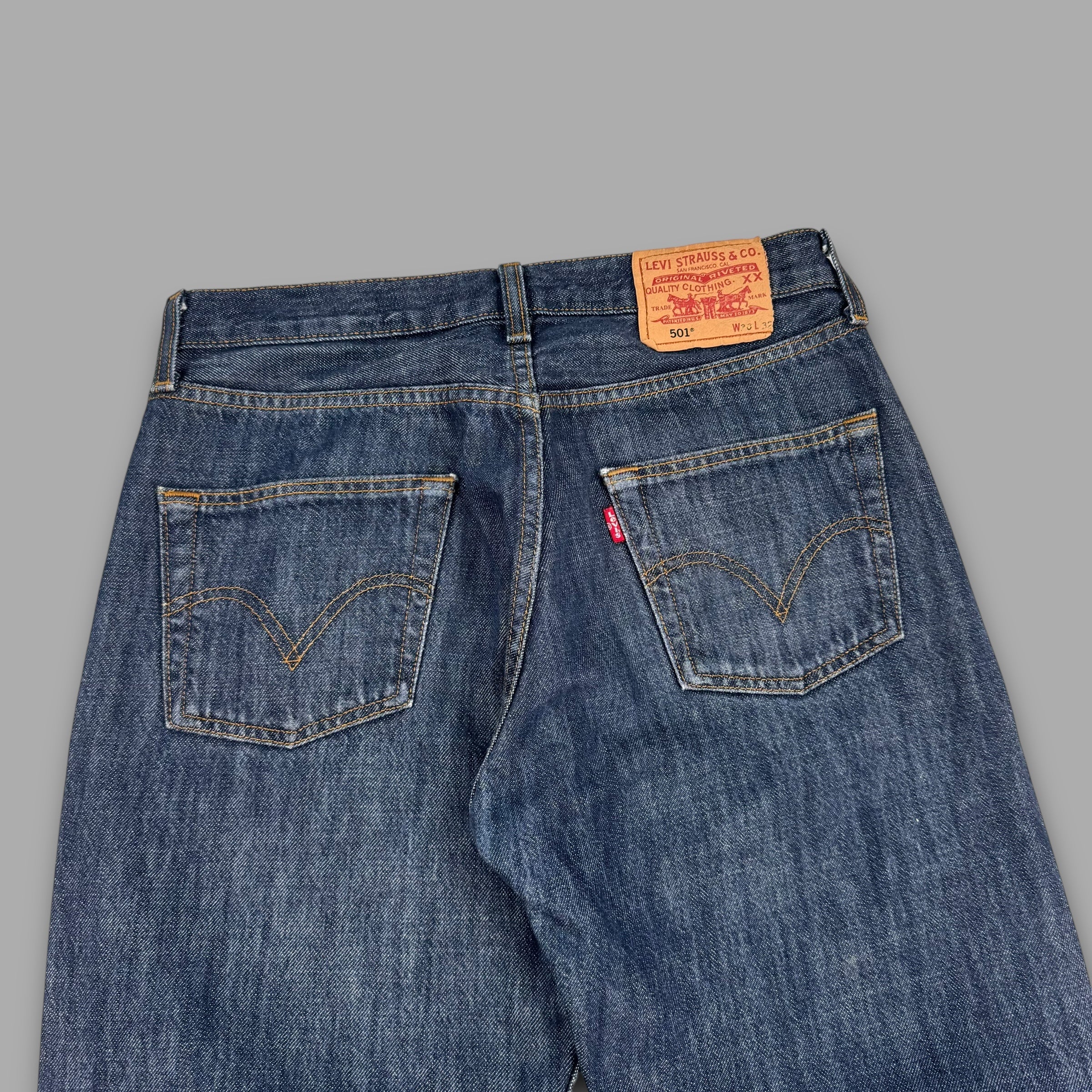 Levi 501 relaxed straight fit denim jeans (M)