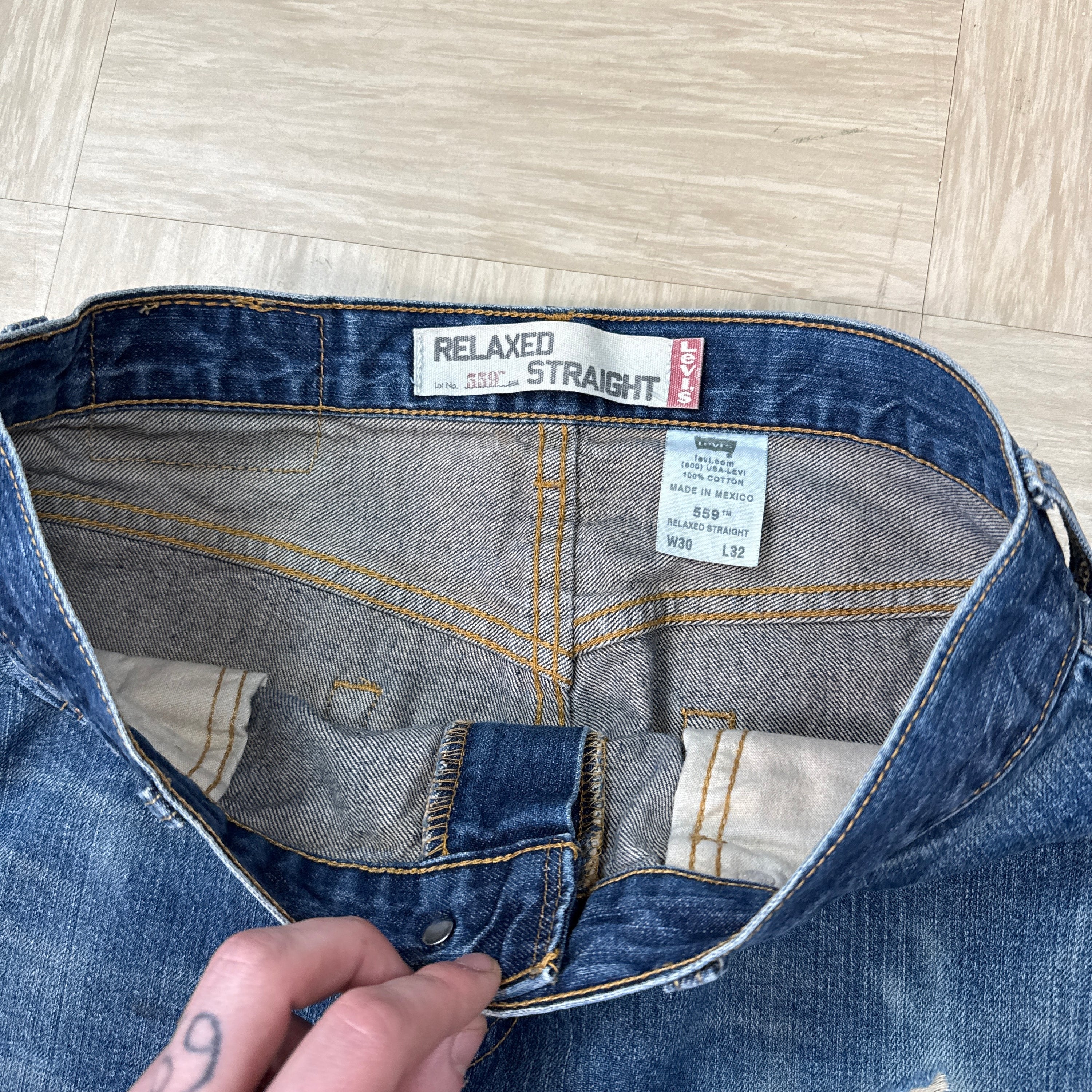 Levi's 559 2000's relaxed straight fit distressed jeans (S-M)