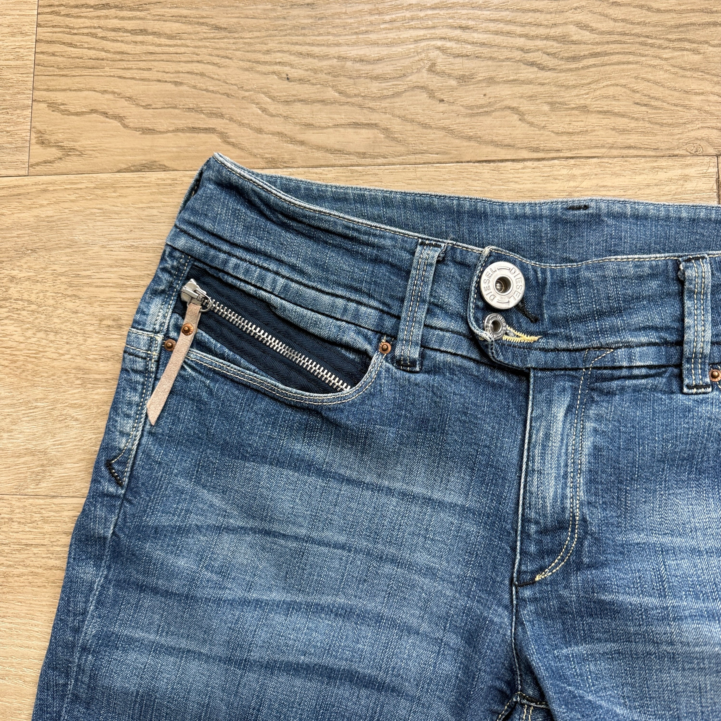 Diesel 2000's fitted lowrise bootcut jeans (S-M)