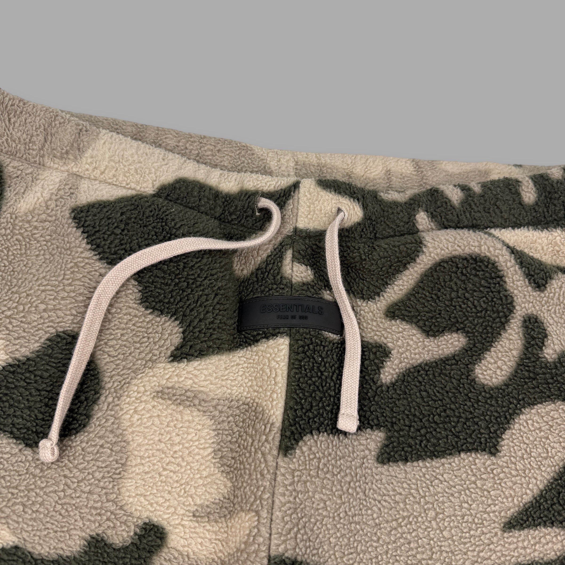 Essentials straight leg uncuffed fleece camo joggers (L) wms