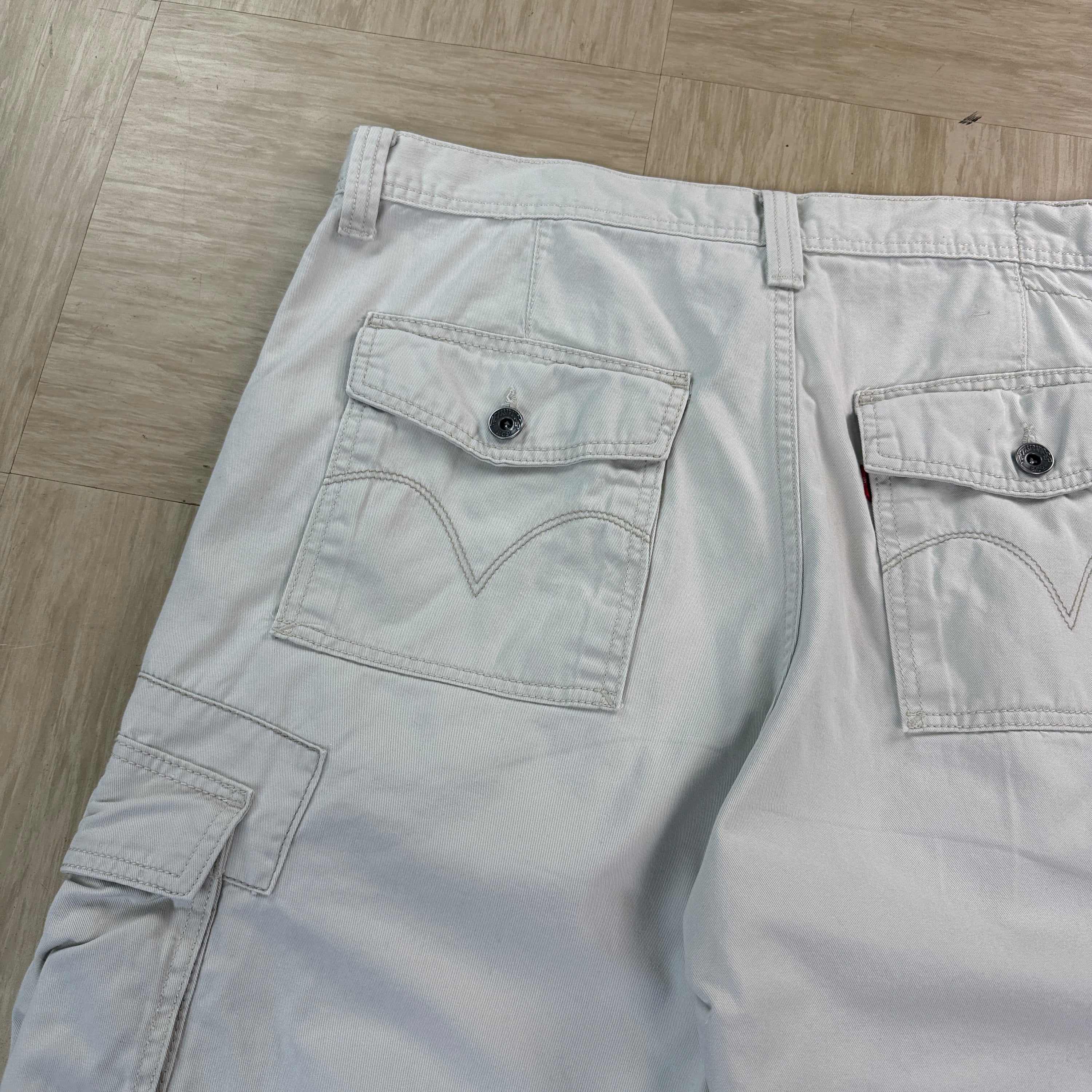 Levi's 2000's relaxed fit baggy cargo shorts (XL)