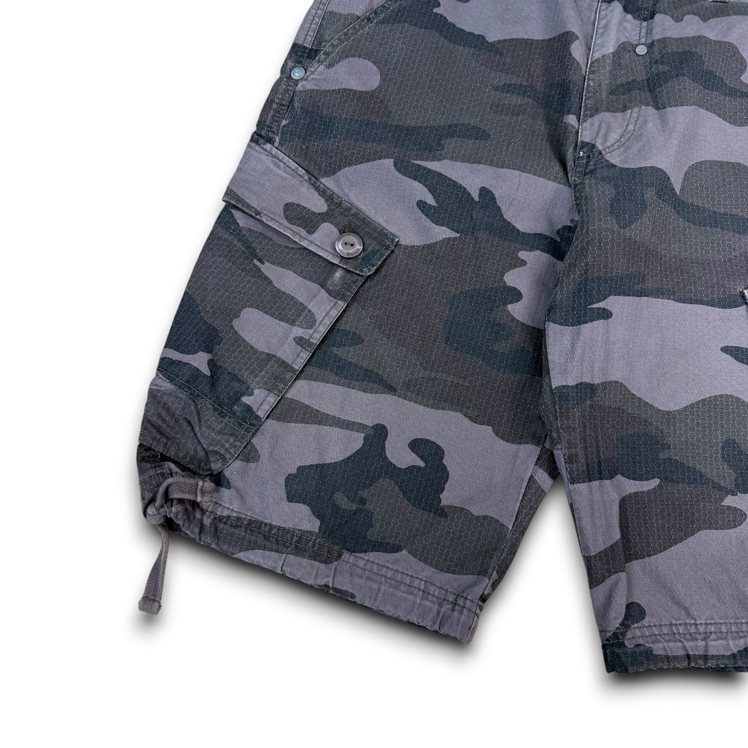 Bench 2000's dark graphic camo shorts (S)