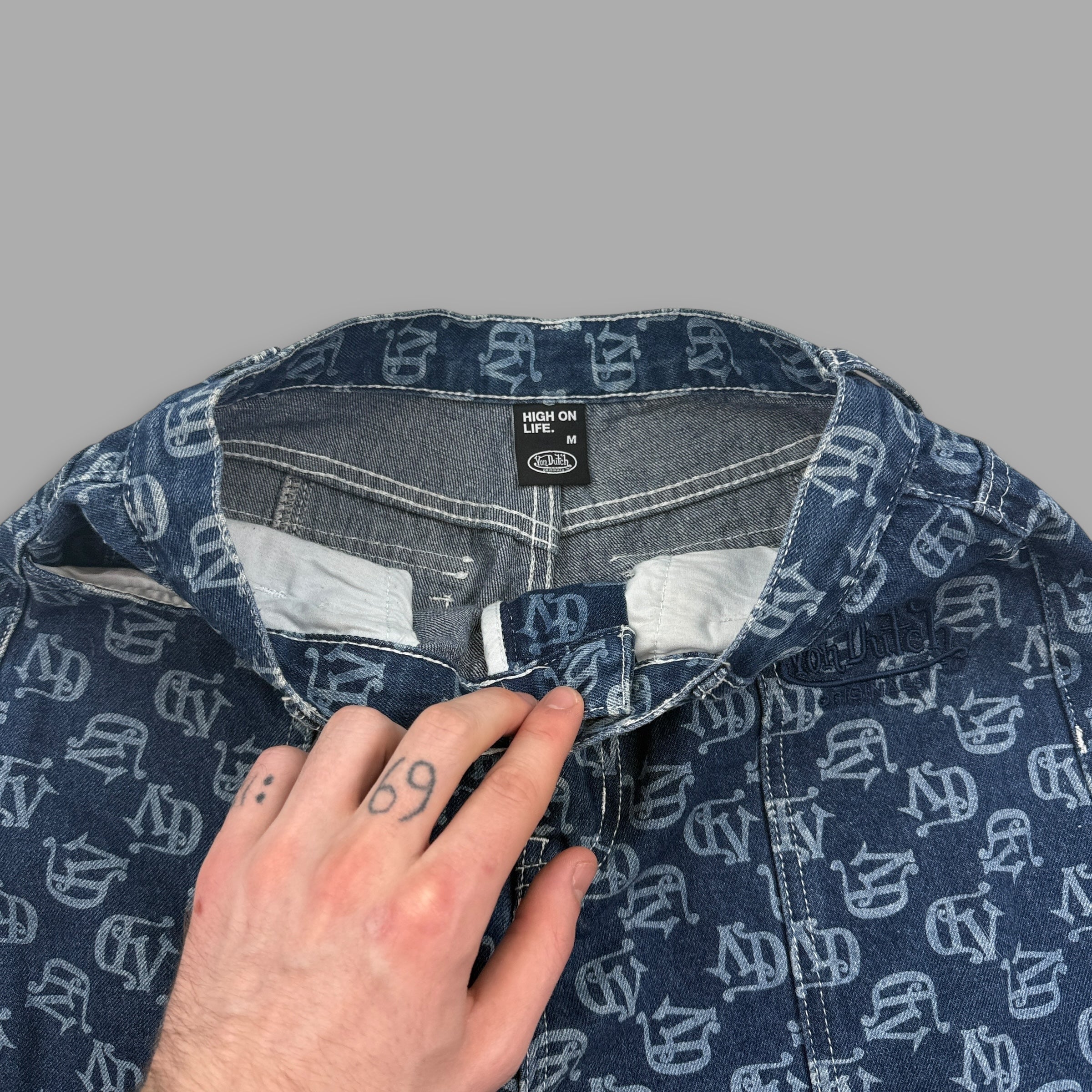 Von Dutch 2000's baggy monogram cargo jeans (M)