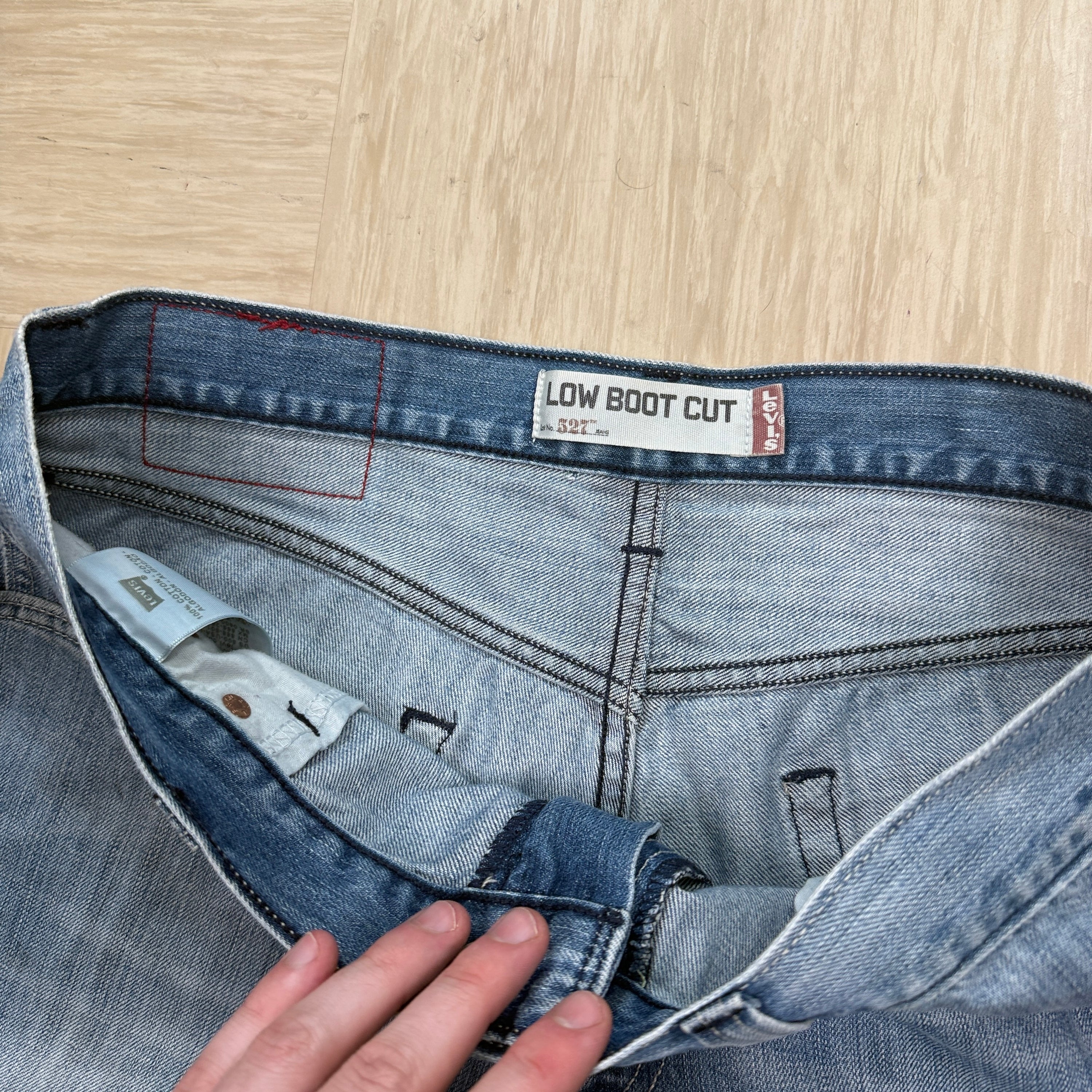 Levi's 527 2000's low waisted relaxed bootcut denim jeans (S-M)