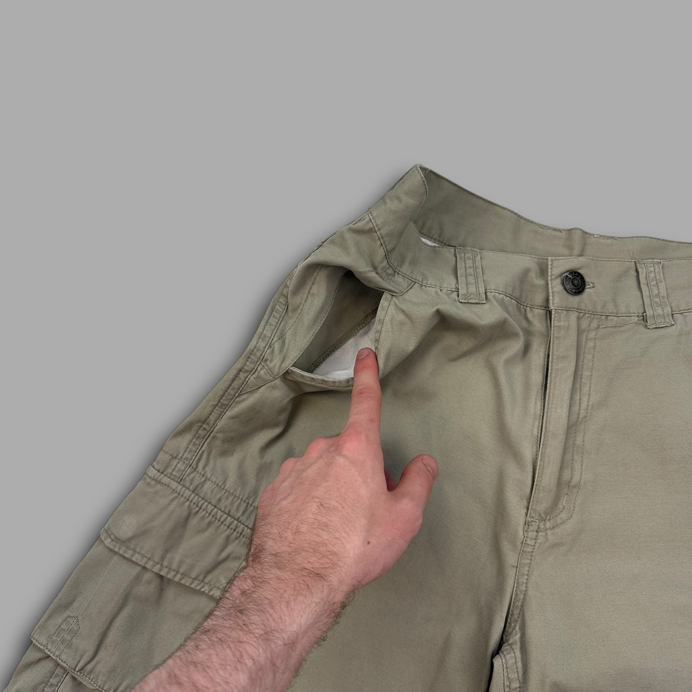 Airwalk 2000's baggy multi-pocket cargo shorts (XS-S)