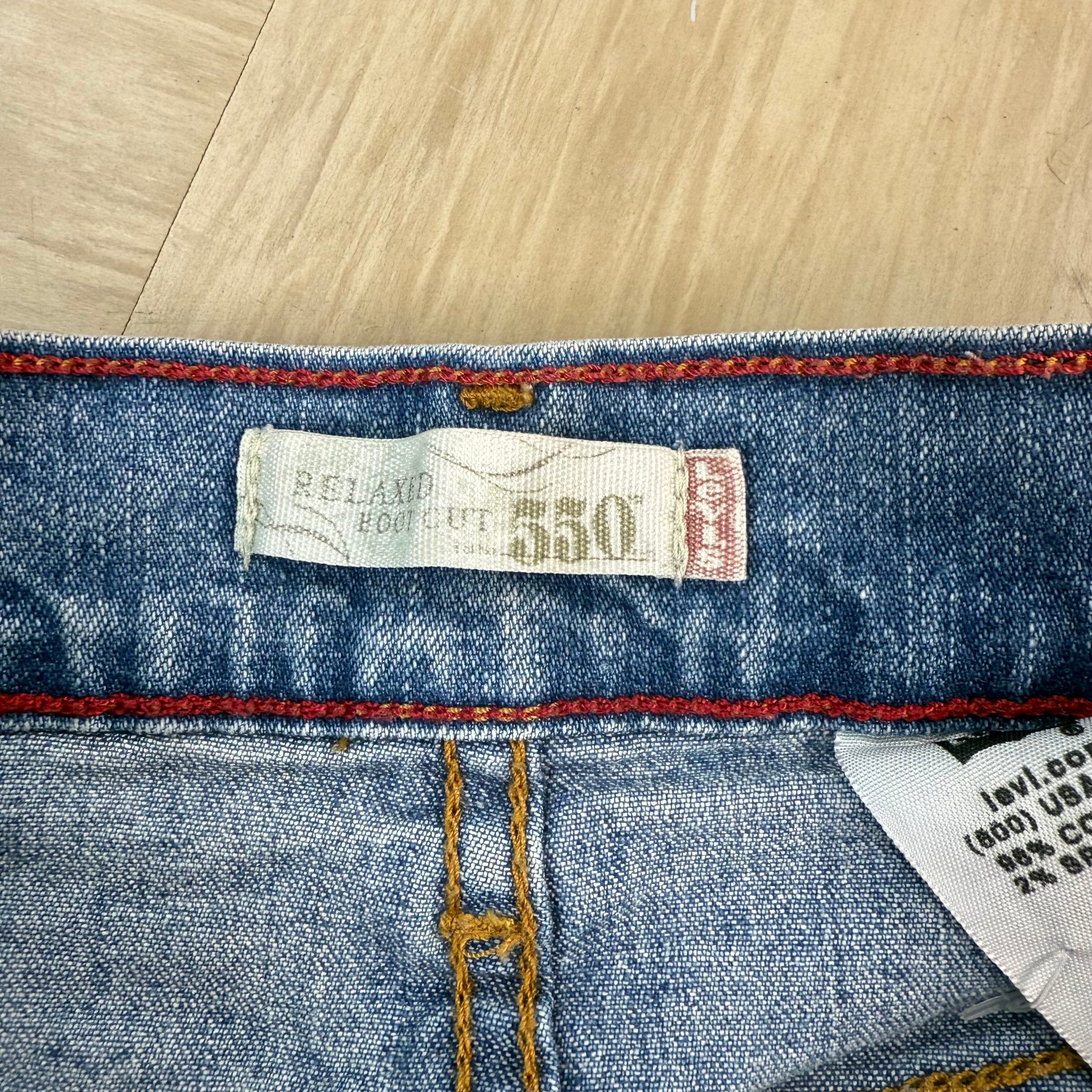 Levi's 550 2000's relaxed bootcut light washed denim jeans (S)