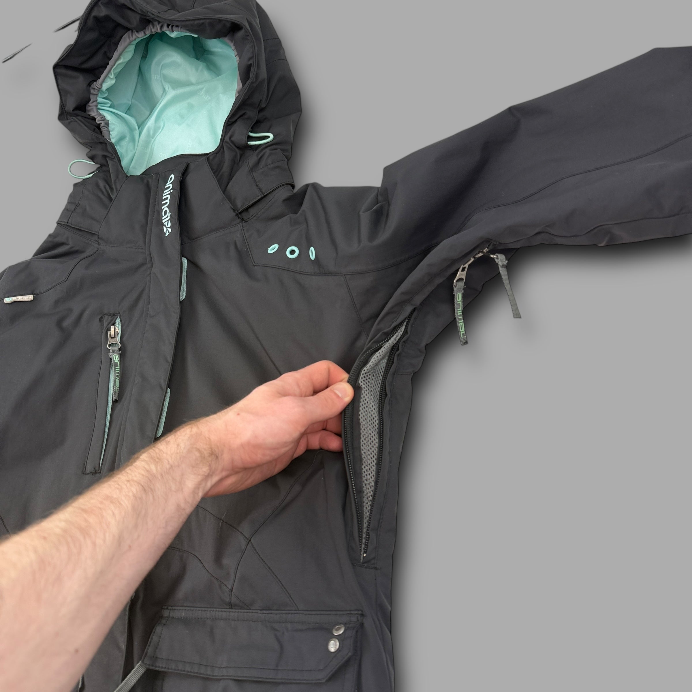 Animal 2000's technical multi-pocket vented ski jacket (M) wms