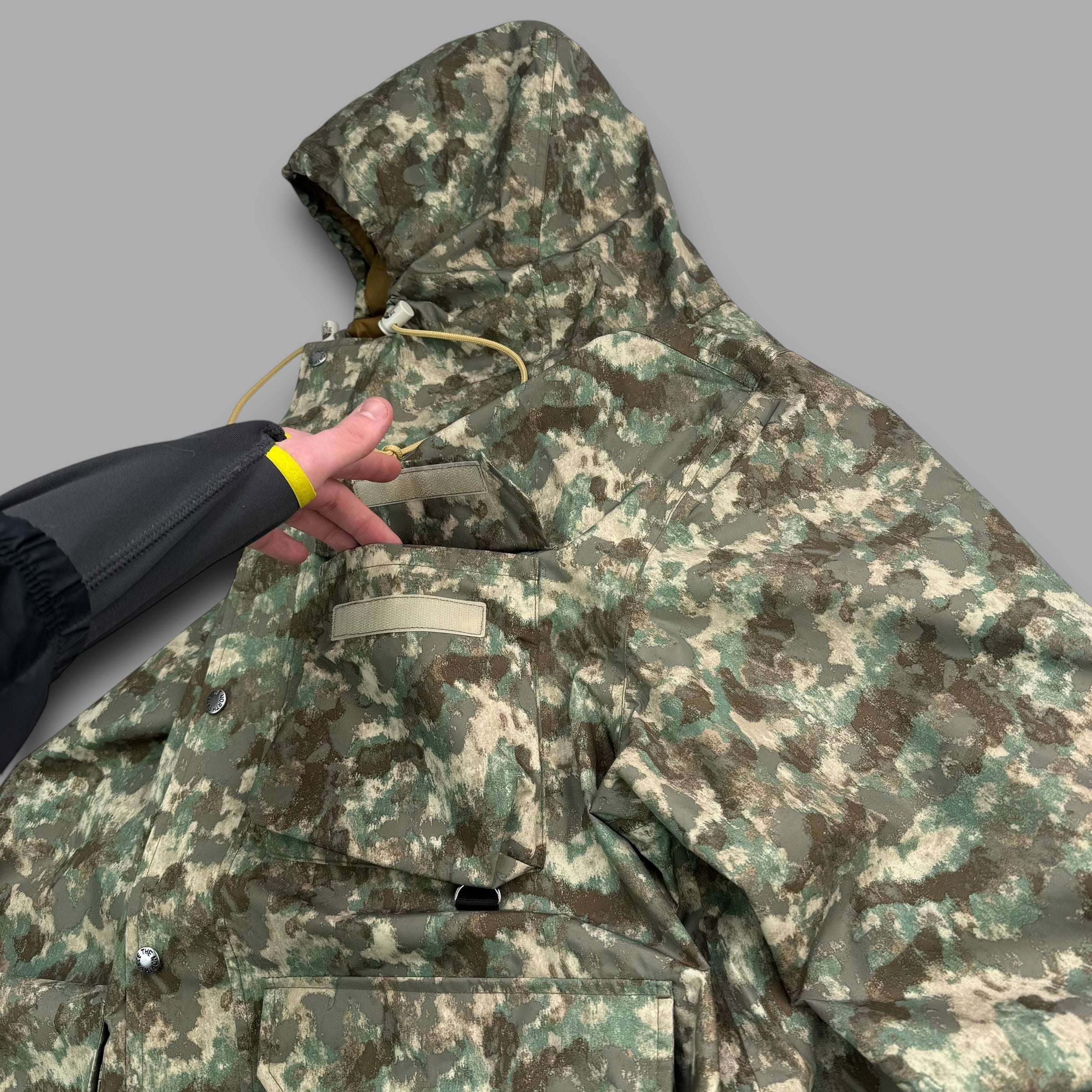 The north face 2023 technical multi-pocket camo shell jacket (XL)