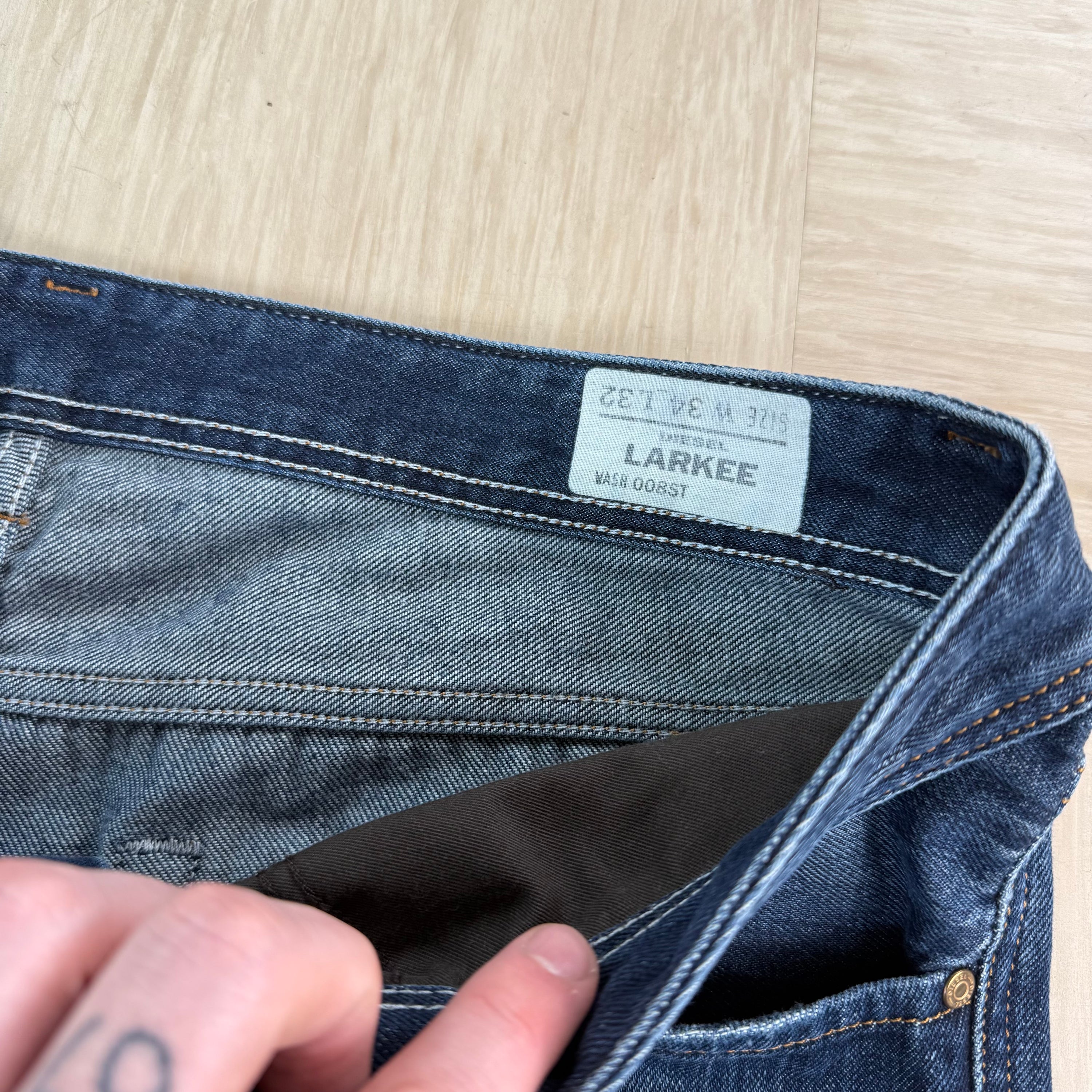 Diesel 2000's larkee dark denim relaxed straight fit (M-L)