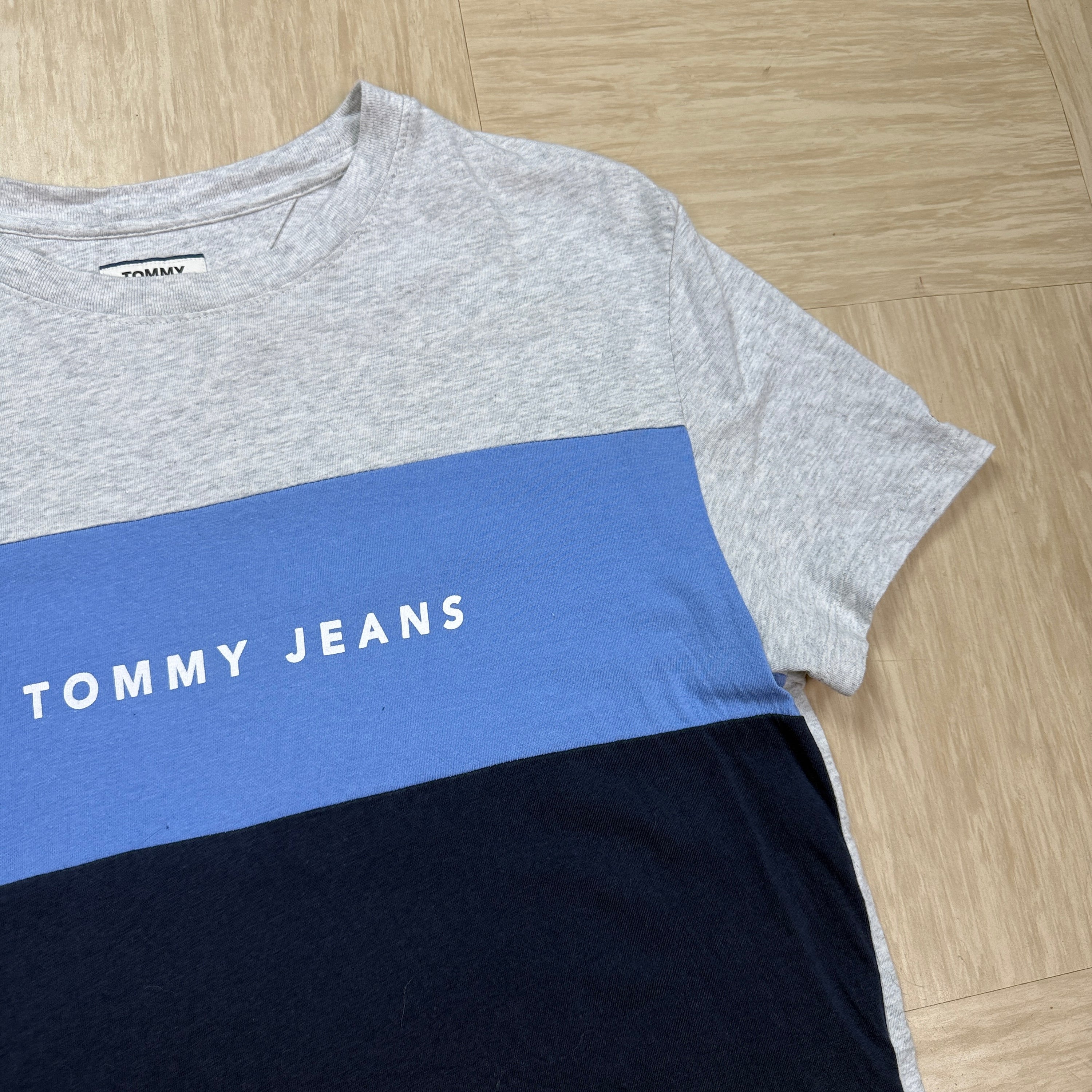 Tommy Hilfiger 2000's cropped spellout tee (S)