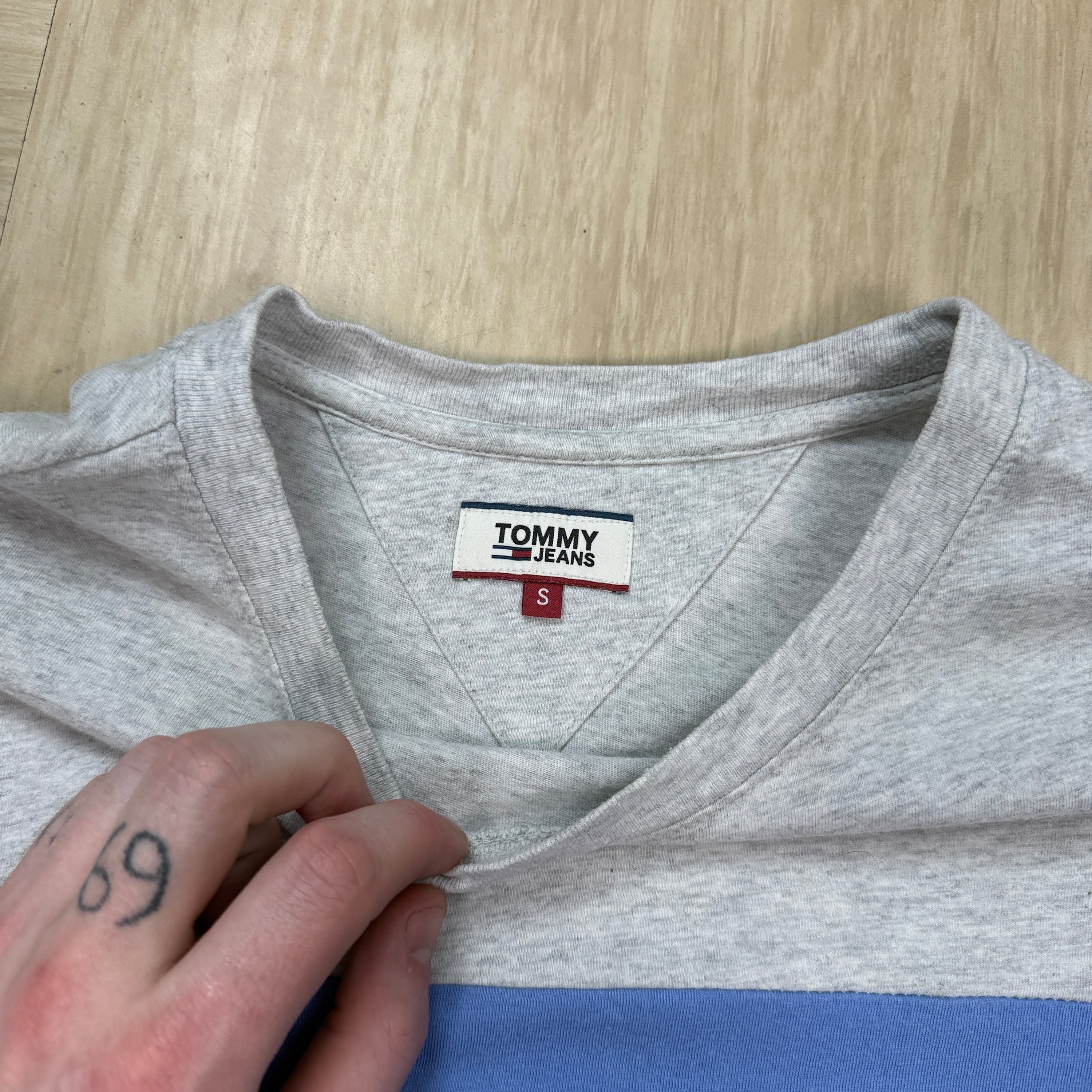 Tommy Hilfiger 2000's cropped spellout tee (S)