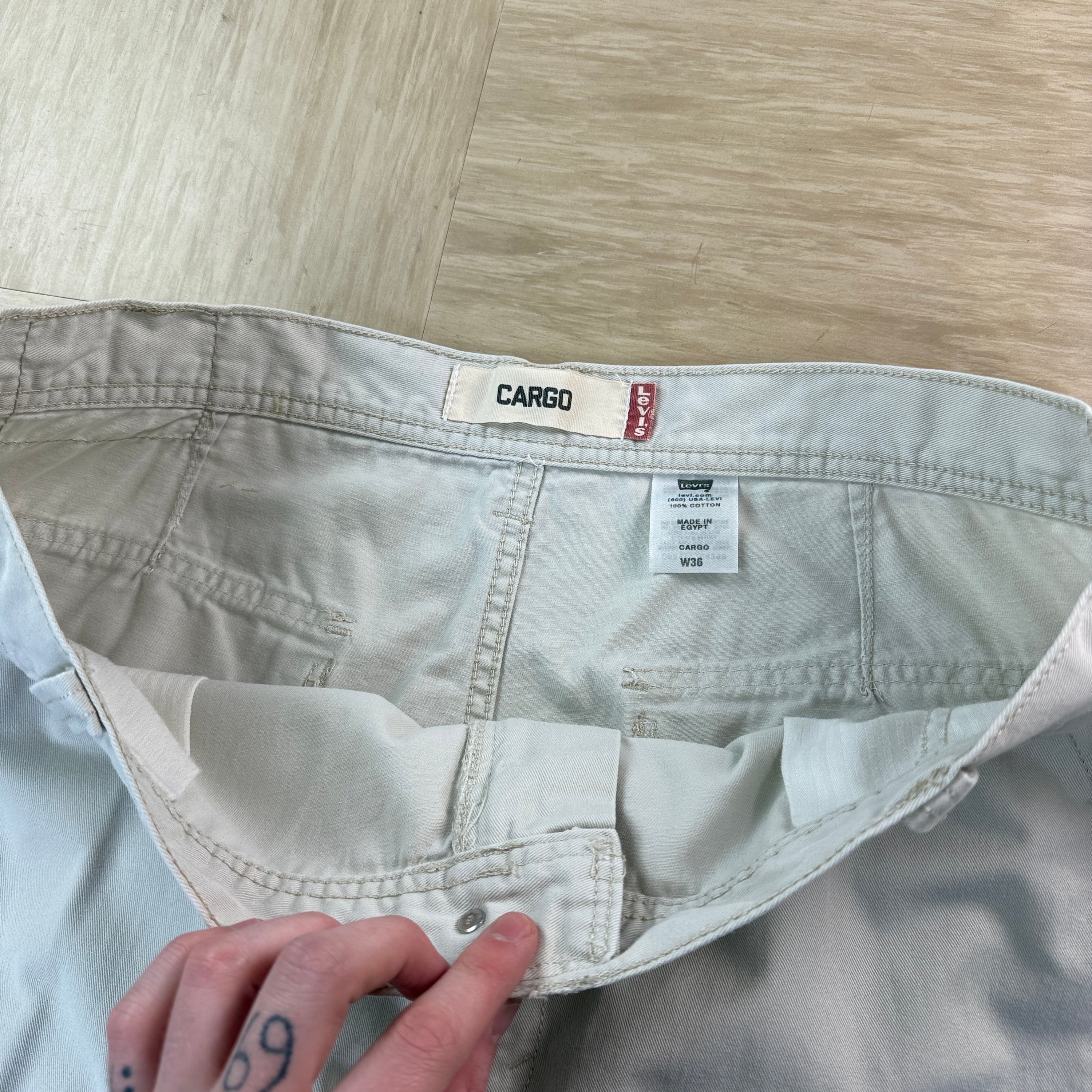 Levi's 2000's relaxed fit baggy cargo shorts (XL)
