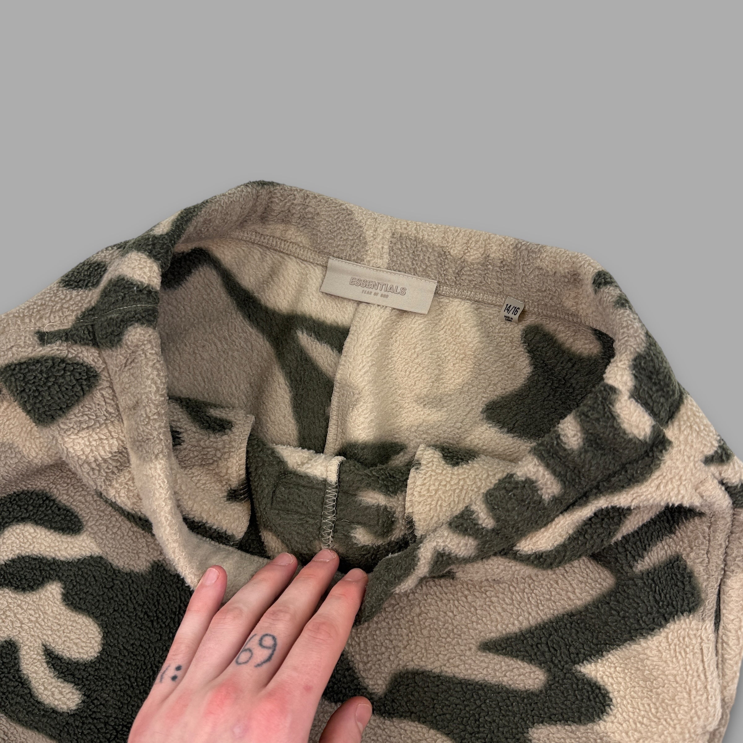 Essentials straight leg uncuffed fleece camo joggers (L) wms