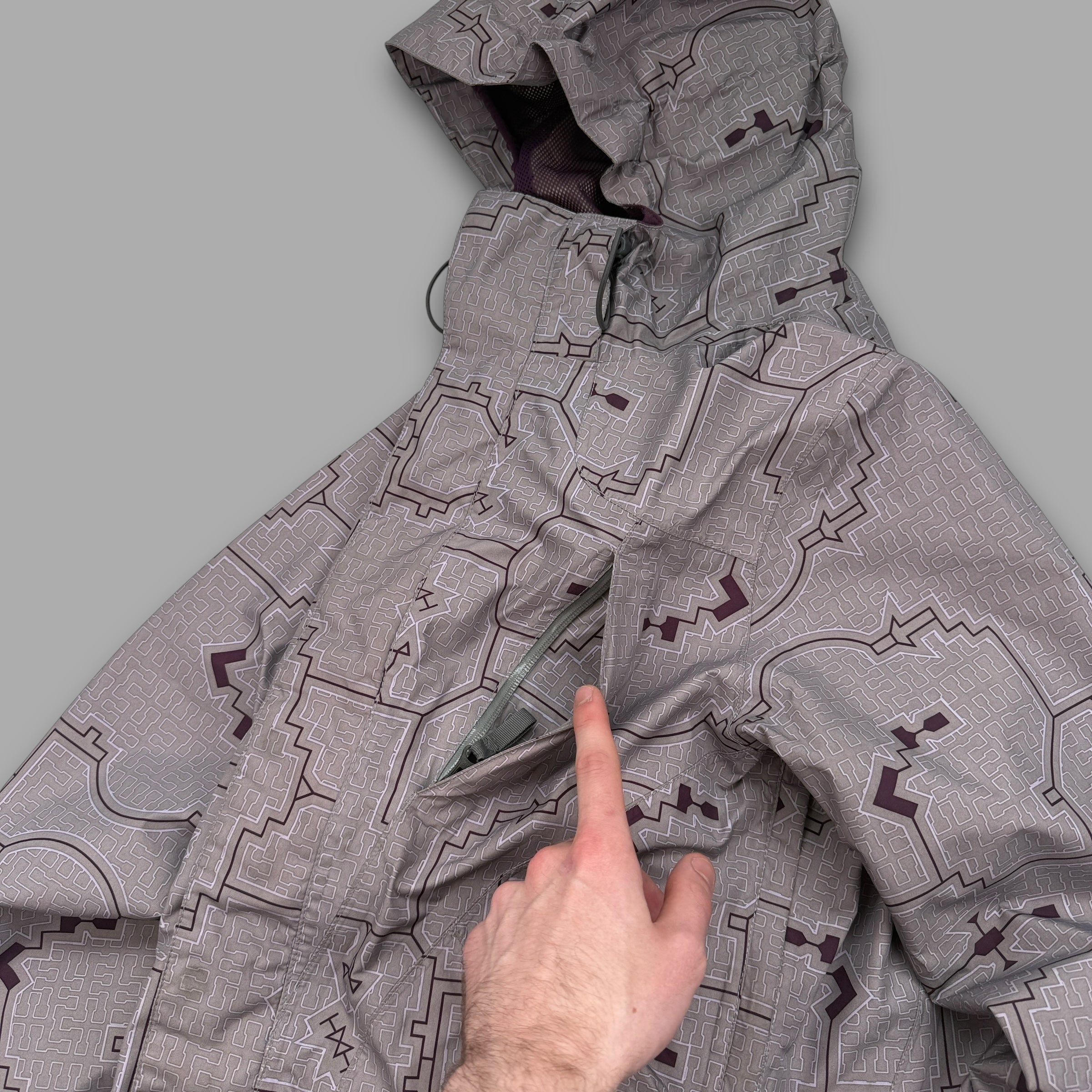 Burton gore-tex 2000's technical magnetic closure monogram ski jacket (S)