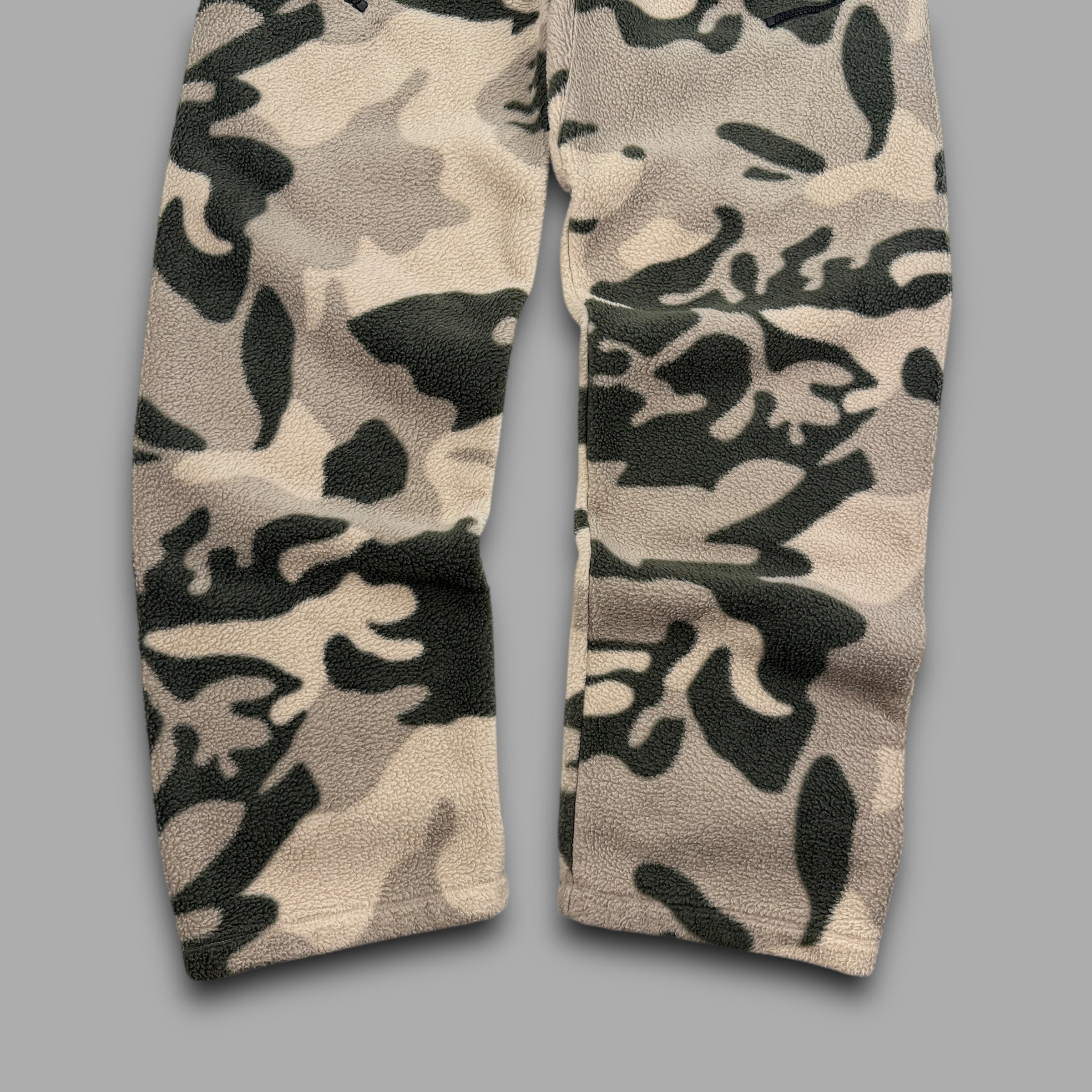 Essentials straight leg uncuffed fleece camo joggers (L) wms
