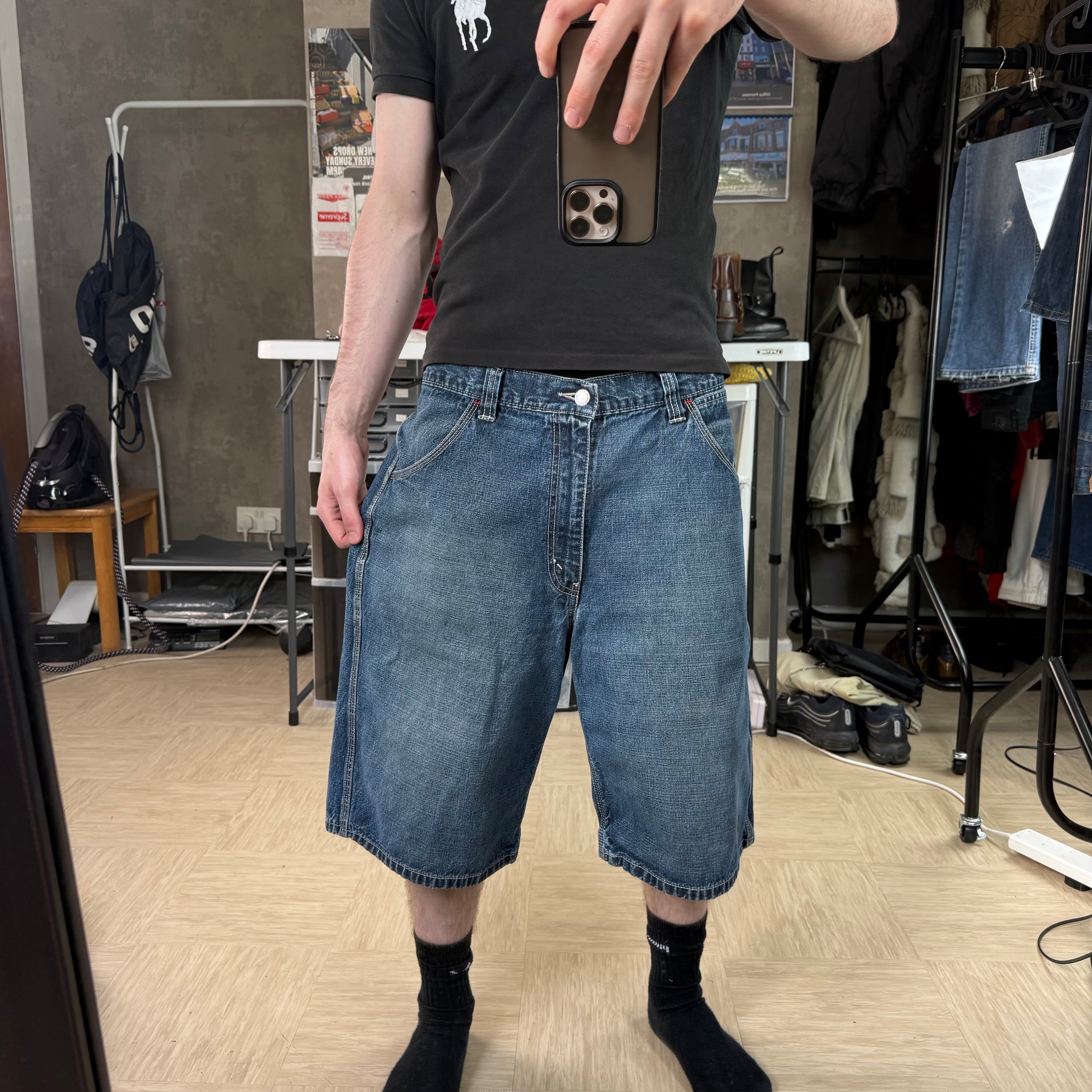 Levi's 2000's baggy denim contrast stitch worker shorts (M)