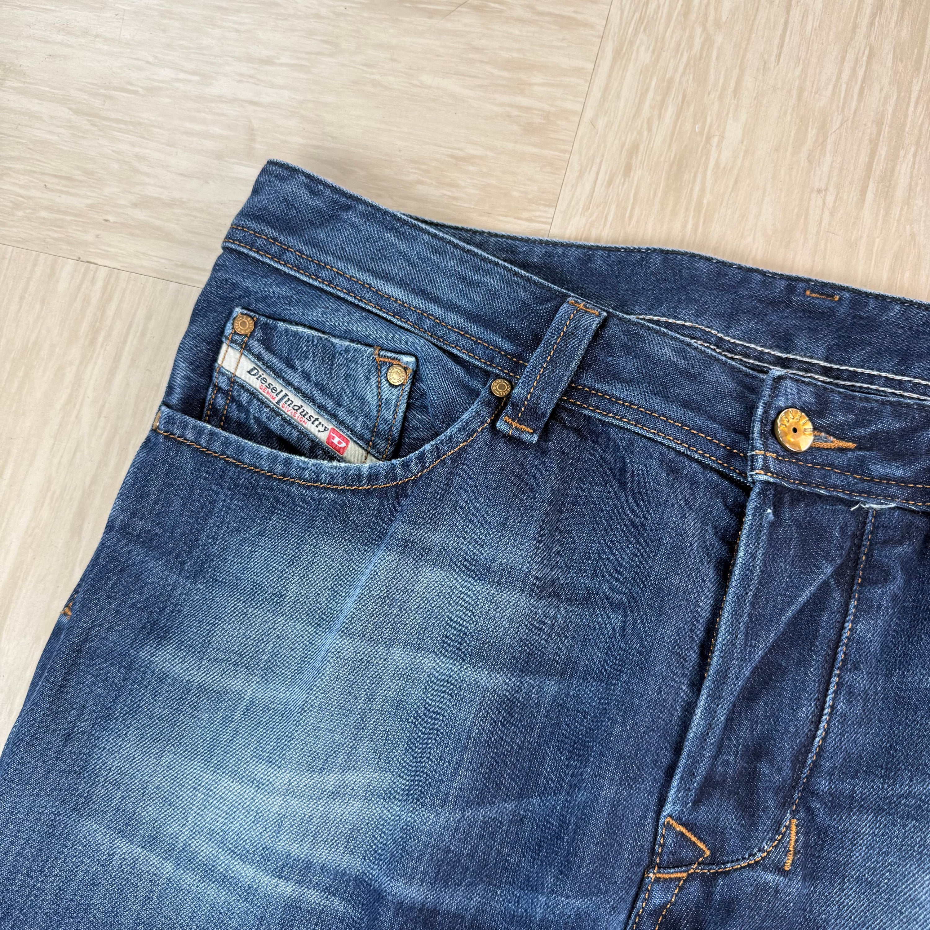 Diesel 2000's larkee dark denim relaxed straight fit (M-L)