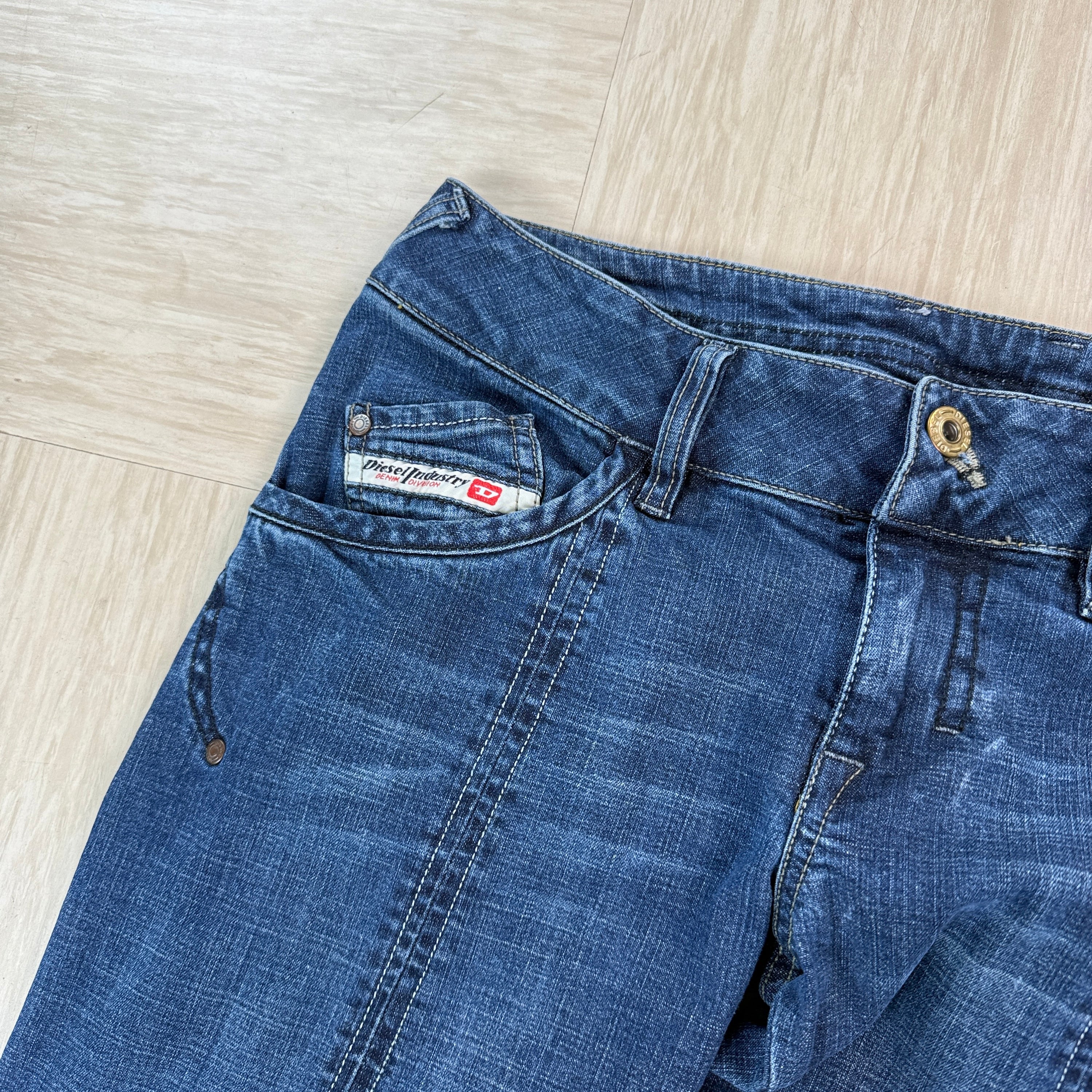 Diesel 2000's low waisted relaxed bootcut jeans (S)