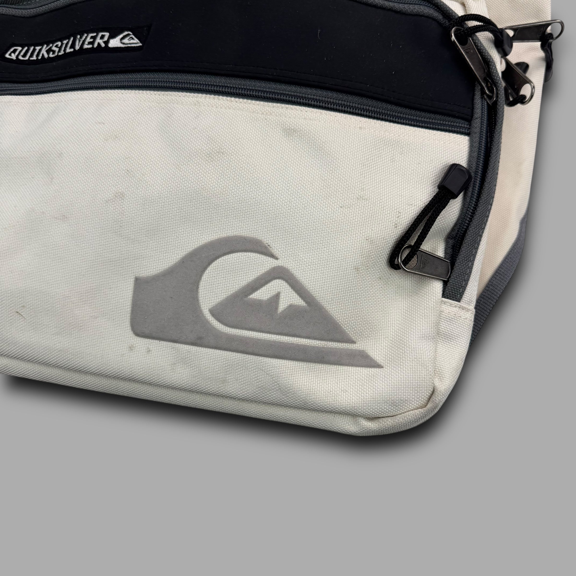 Quiksilver 2000's technical embossed sling bag / shoulder bag (OS)