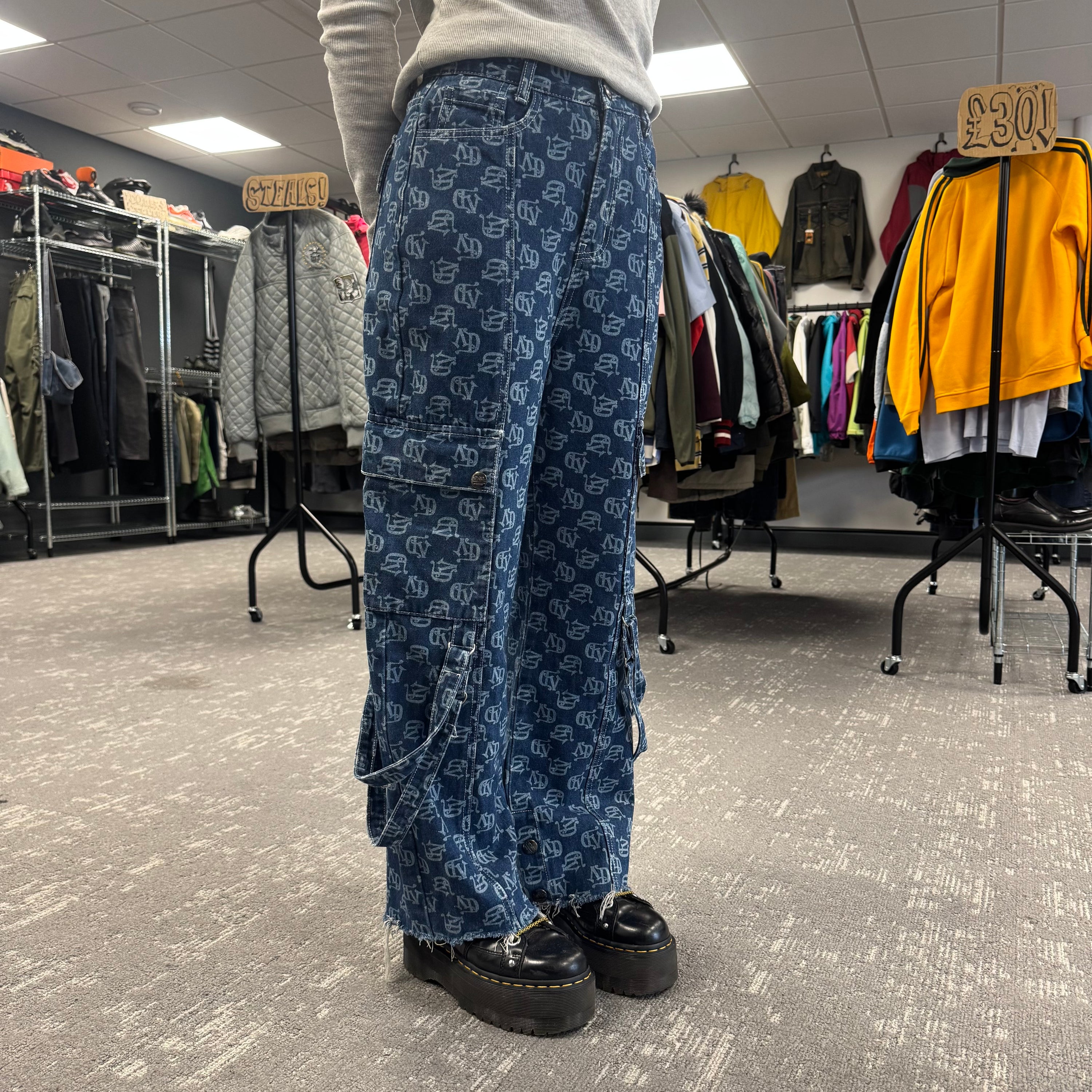 Von Dutch 2000's baggy monogram cargo jeans (M)