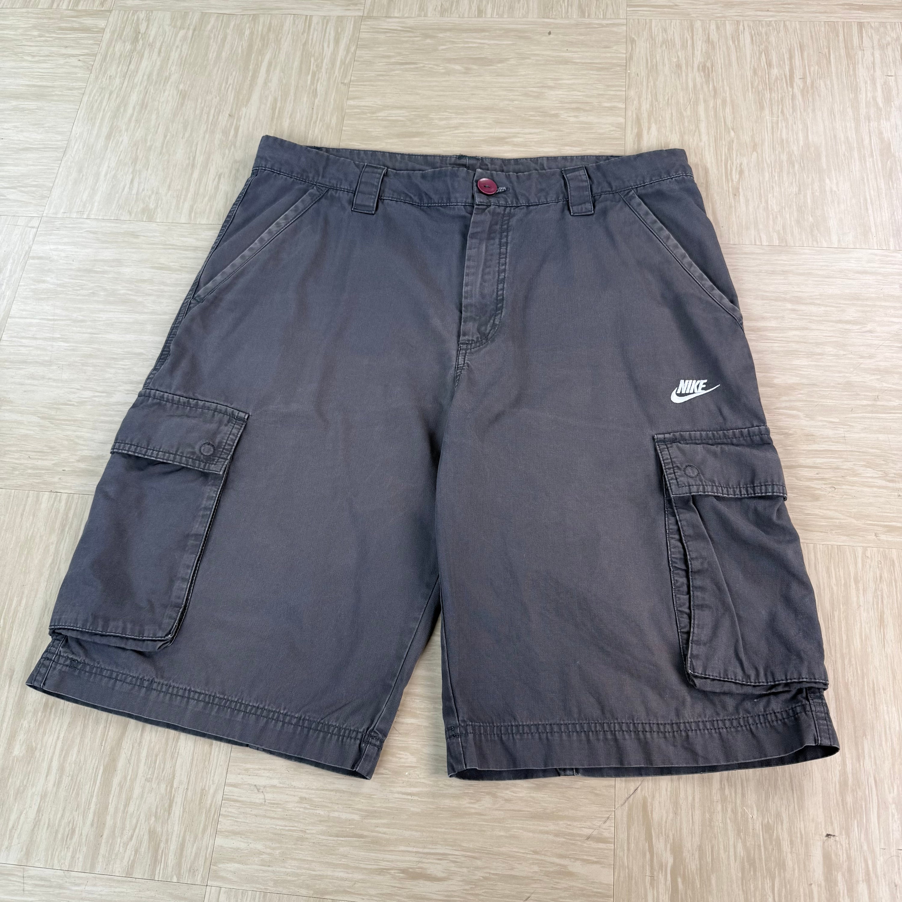 Nike 2000's baggy wide leg cargo shorts (M)