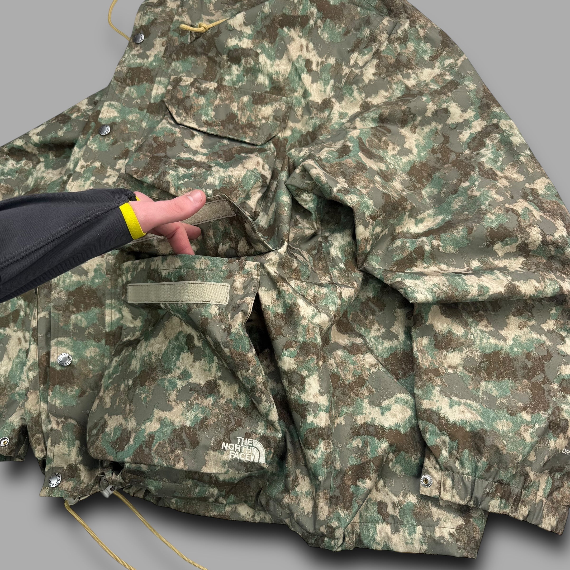 The north face 2023 technical multi-pocket camo shell jacket (XL)