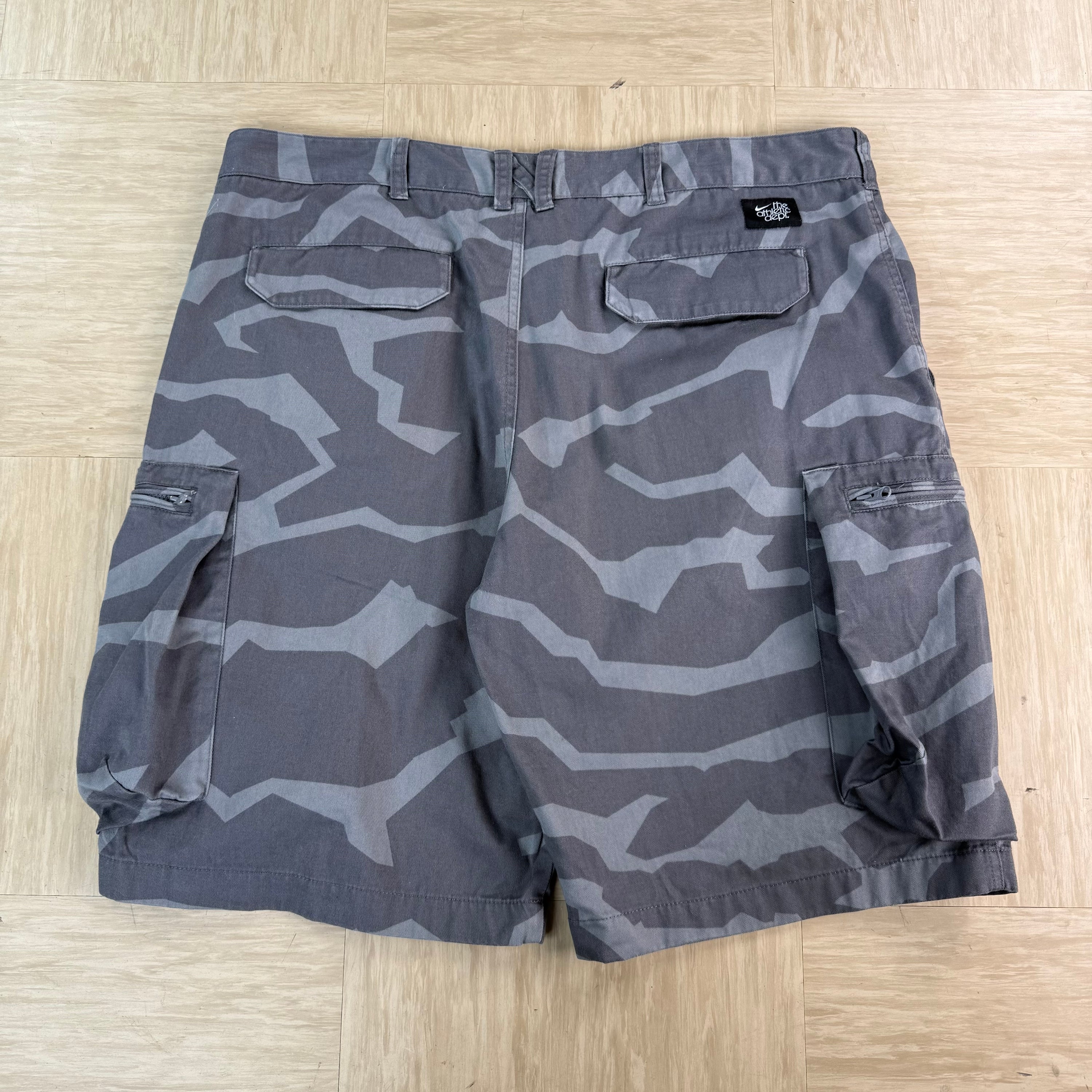 Nike 2000's baggy wide leg camo cargo shorts (L)