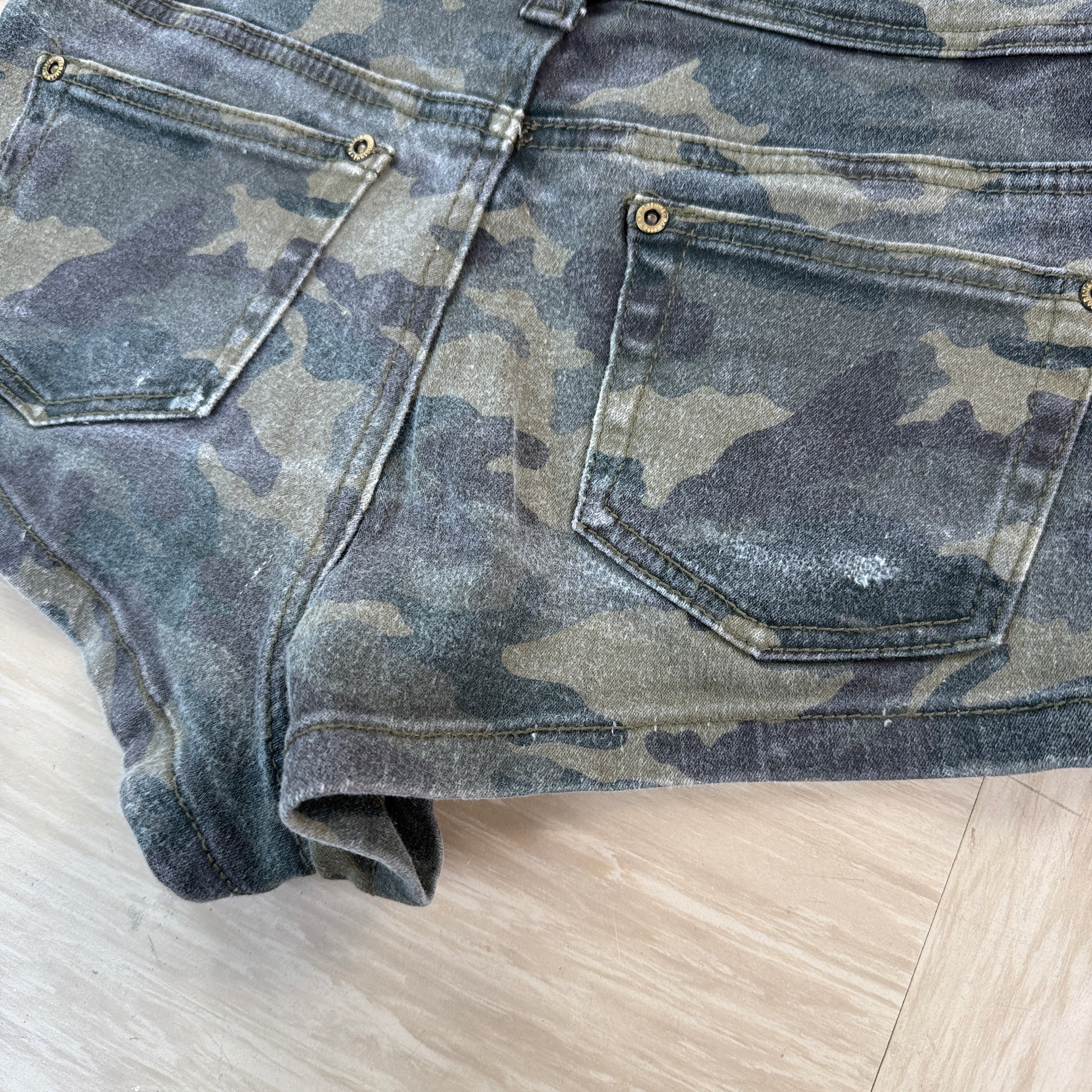 Parisian 2000's high waisted camo booty shorts (XS)