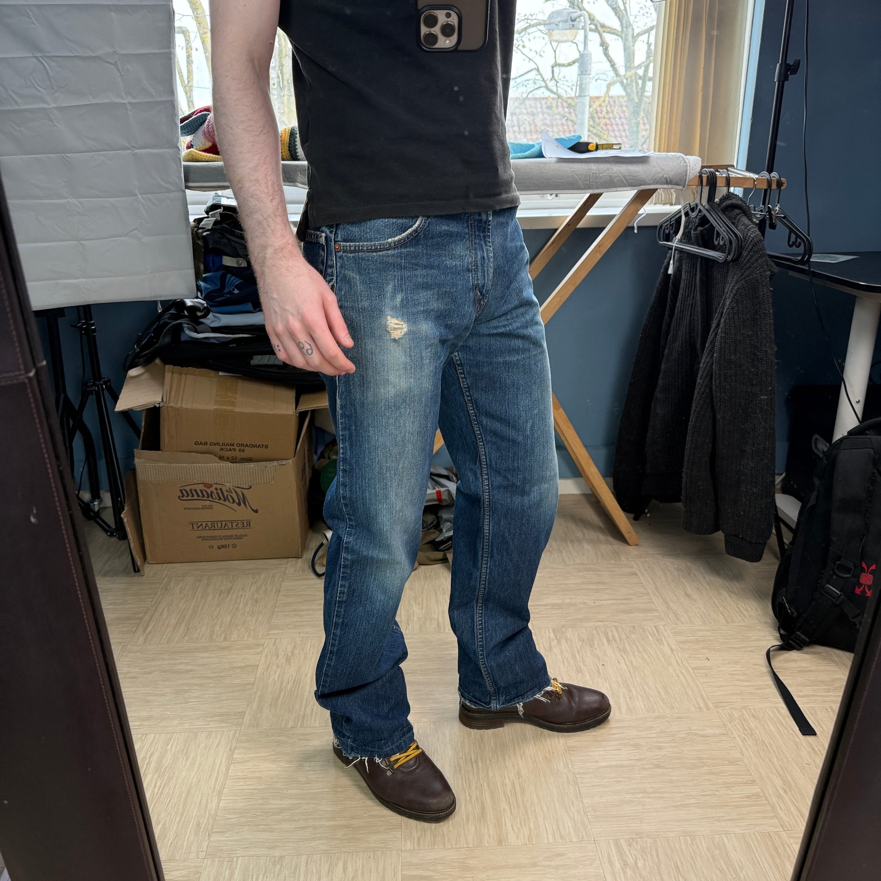 Levi's 559 2000's relaxed straight fit distressed jeans (S-M)