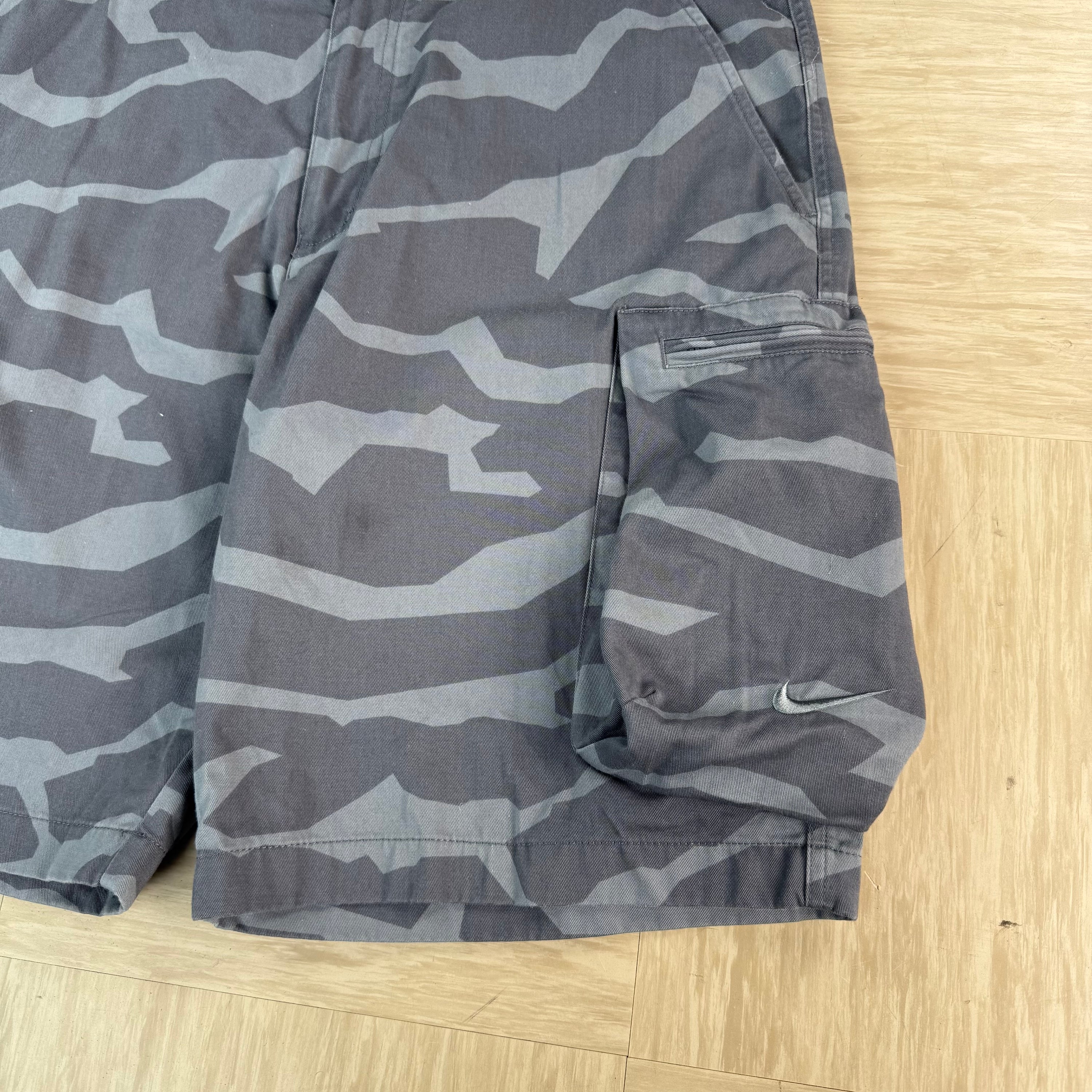 Nike 2000's baggy wide leg camo cargo shorts (L)