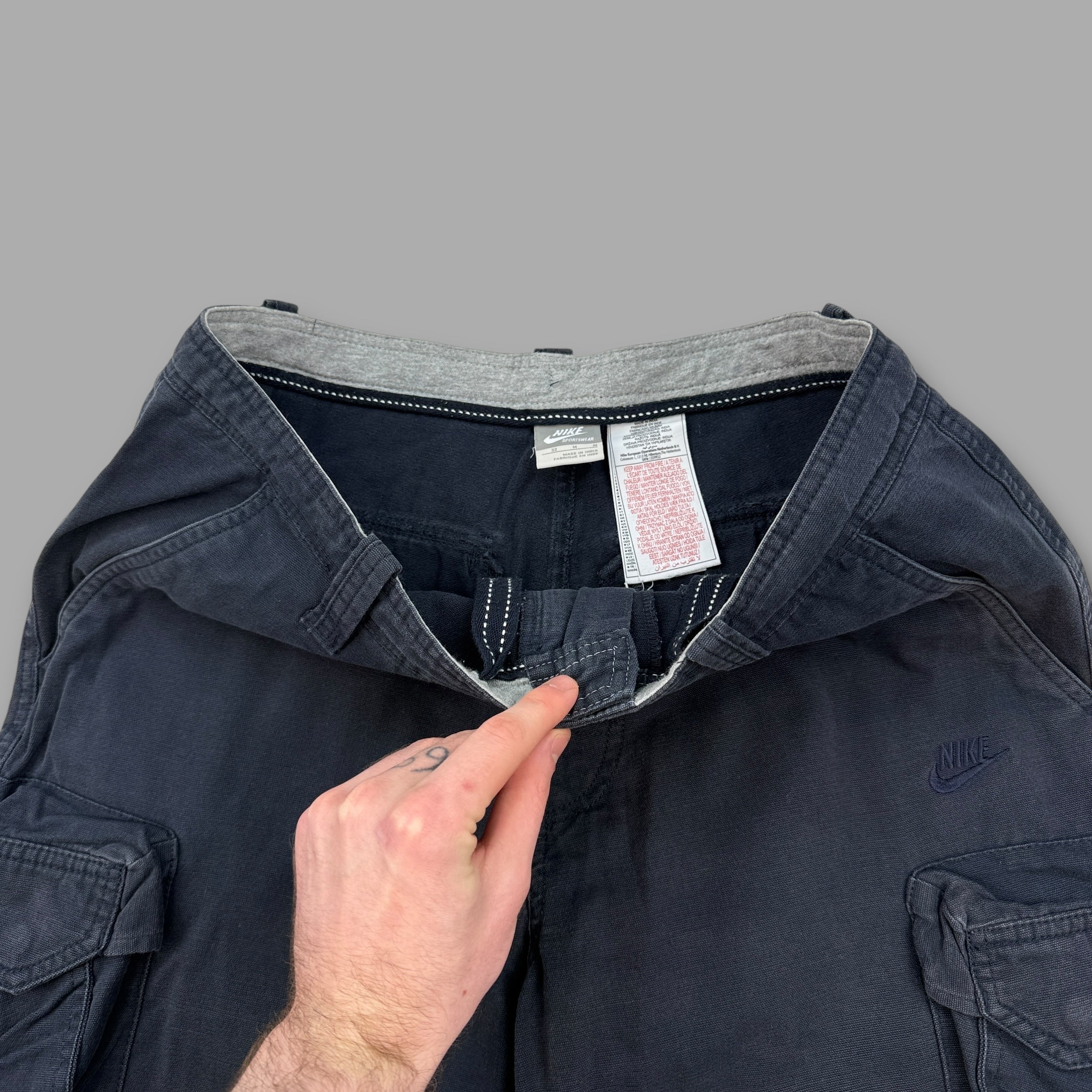 Nike 2000's technical dual pocket cargo shorts (M)