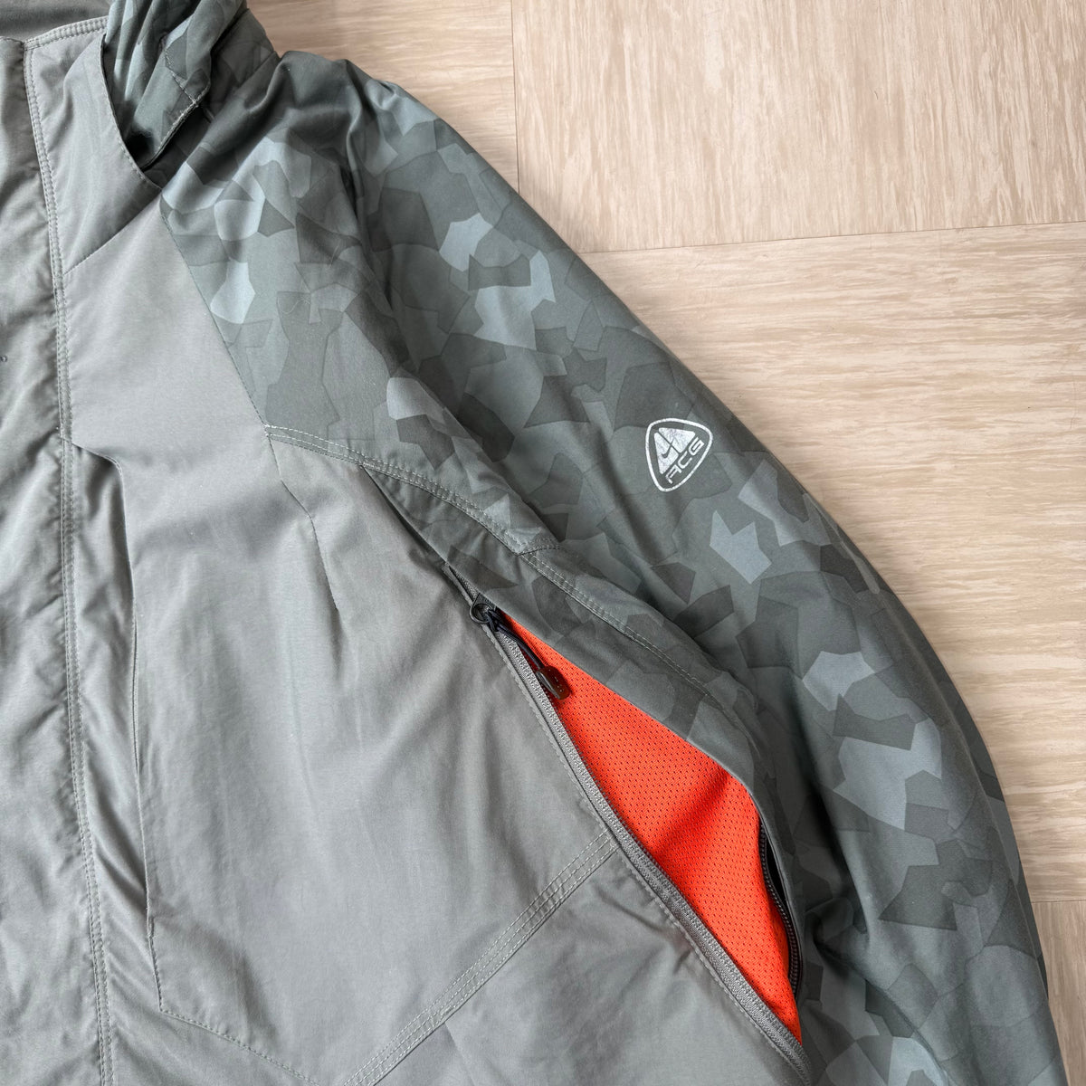 Nike ACG 2000's technical multi-pocket softshell jacket (L)
