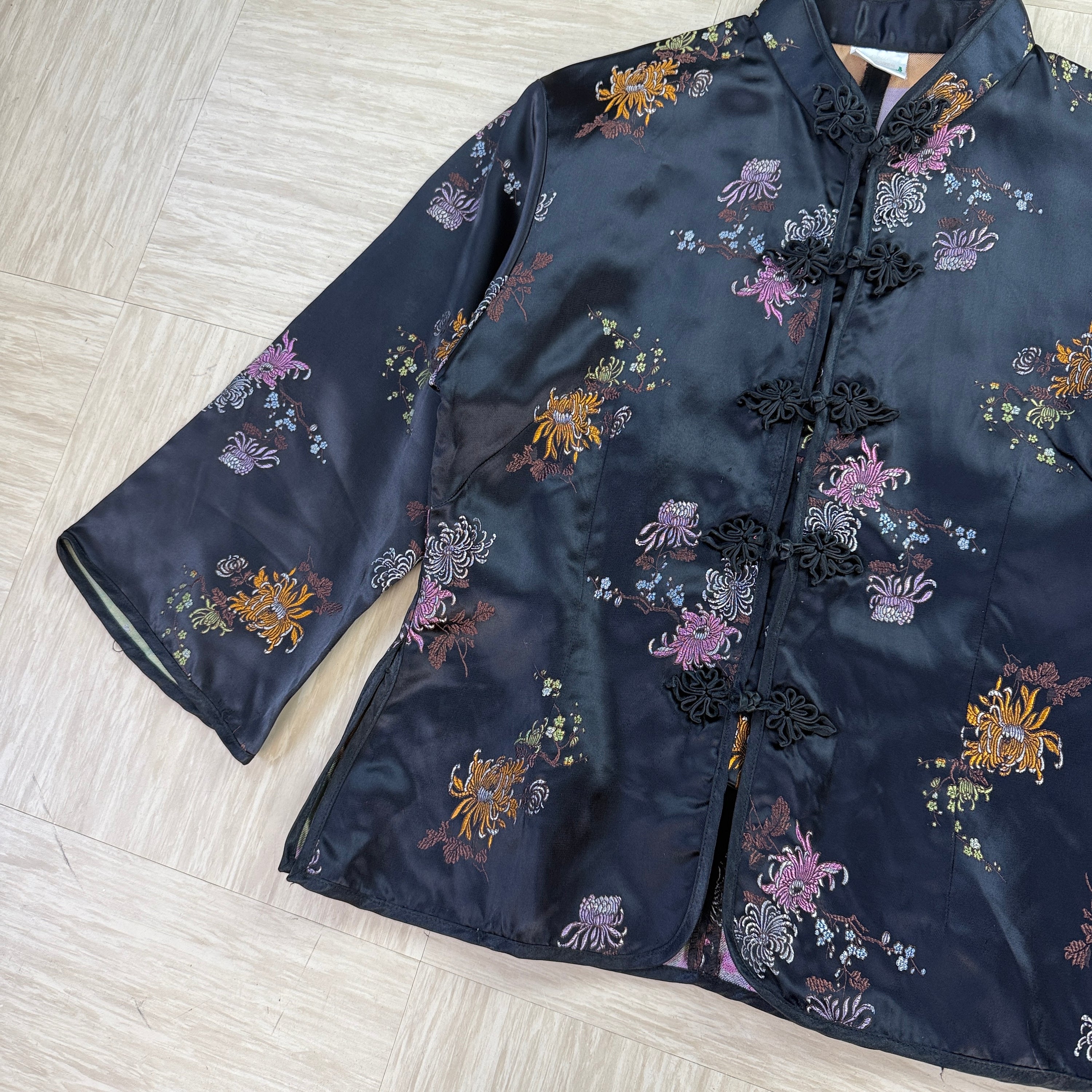 Traditional Chinese mandarin collar satin jacket with frog closure and floral embroidery (S) wms