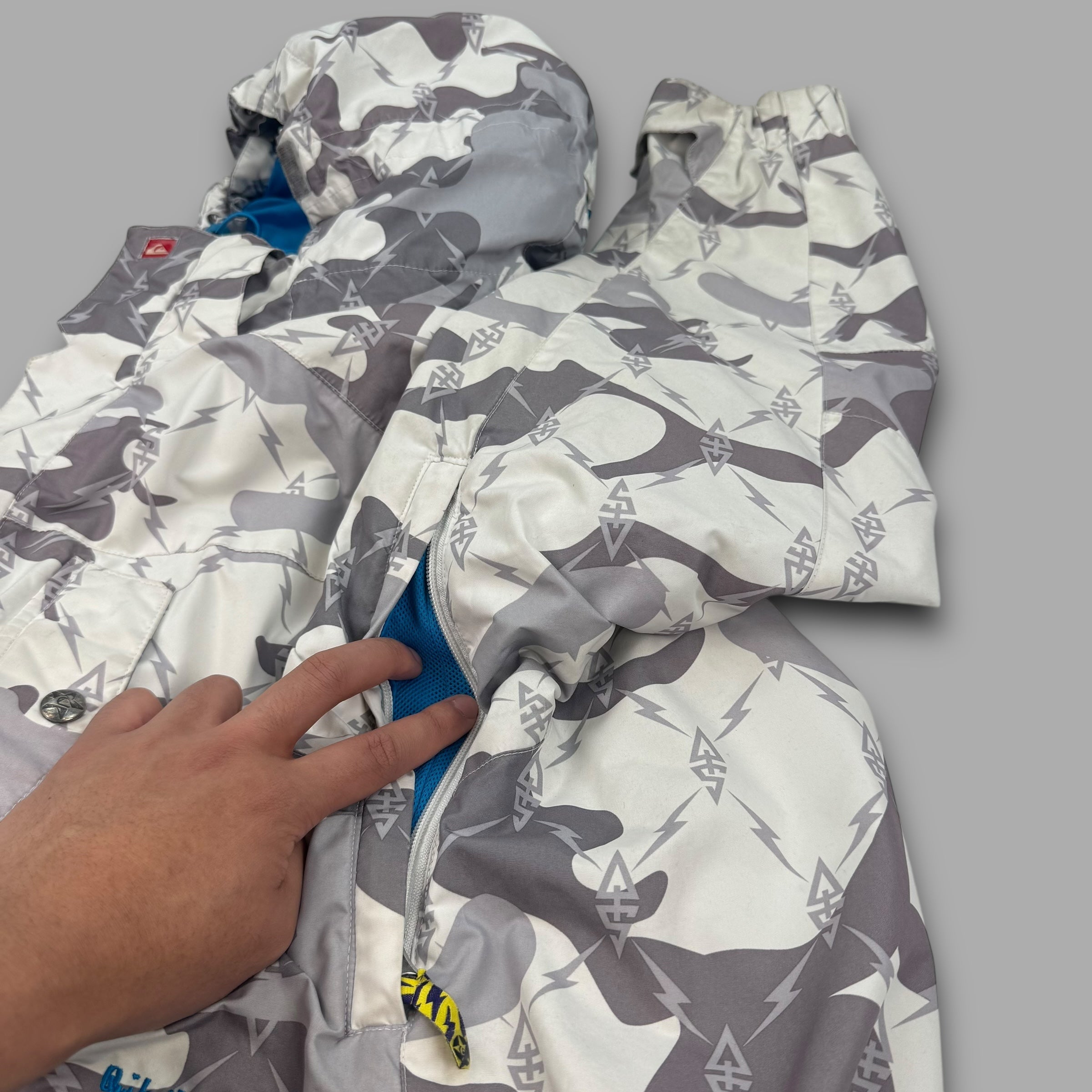 Quiksilver 2000's technical multi-pocket camo softshell ski jacket (L) wms