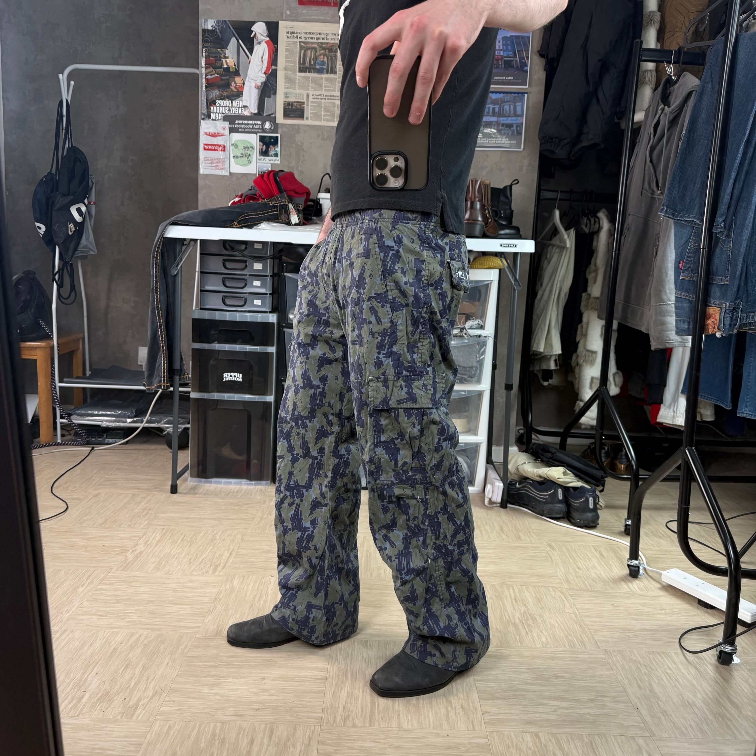 Nike 2000's graphic gender figure camo printed baggy bottoms (S)