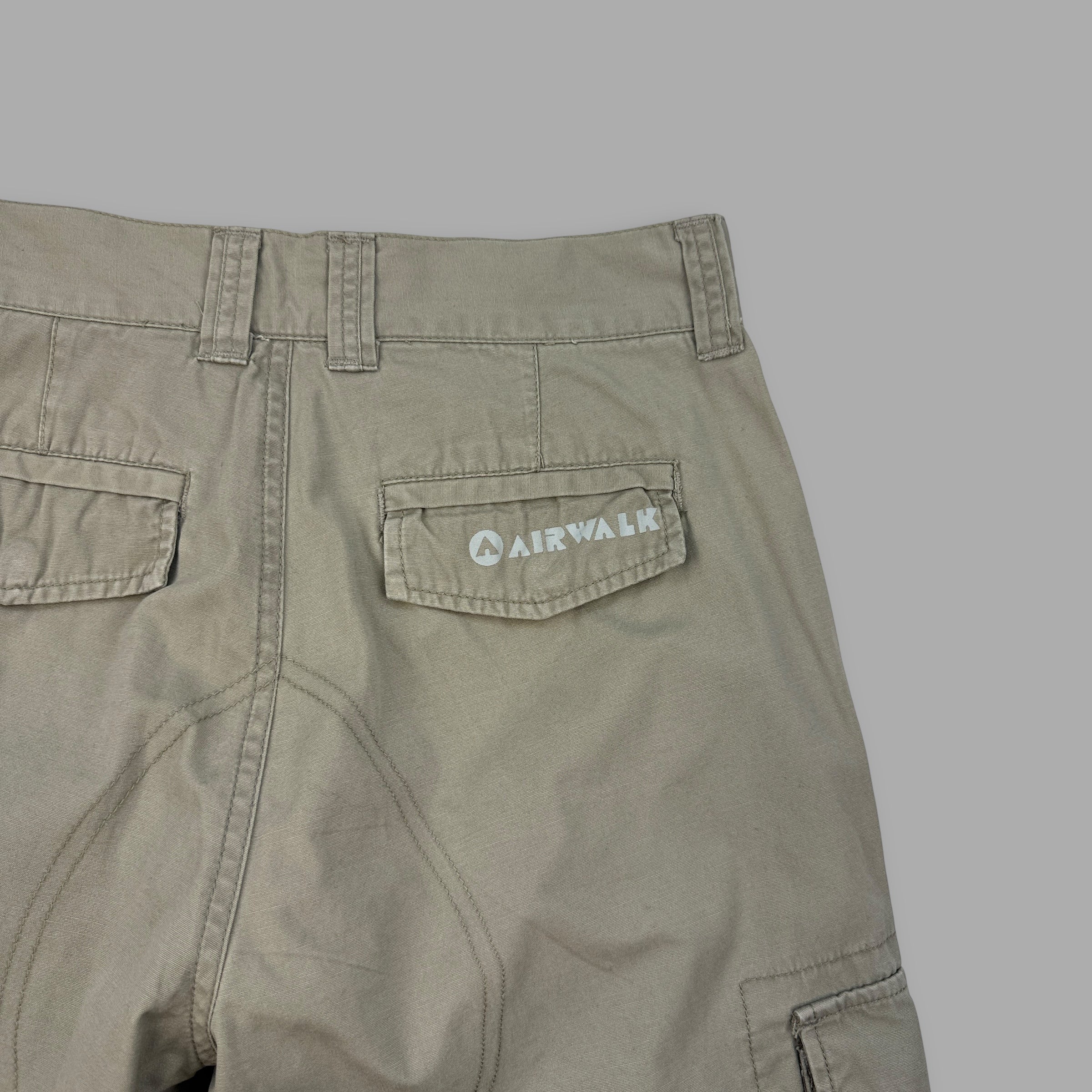 Airwalk 2000's baggy multi-pocket cargo shorts (XS-S)