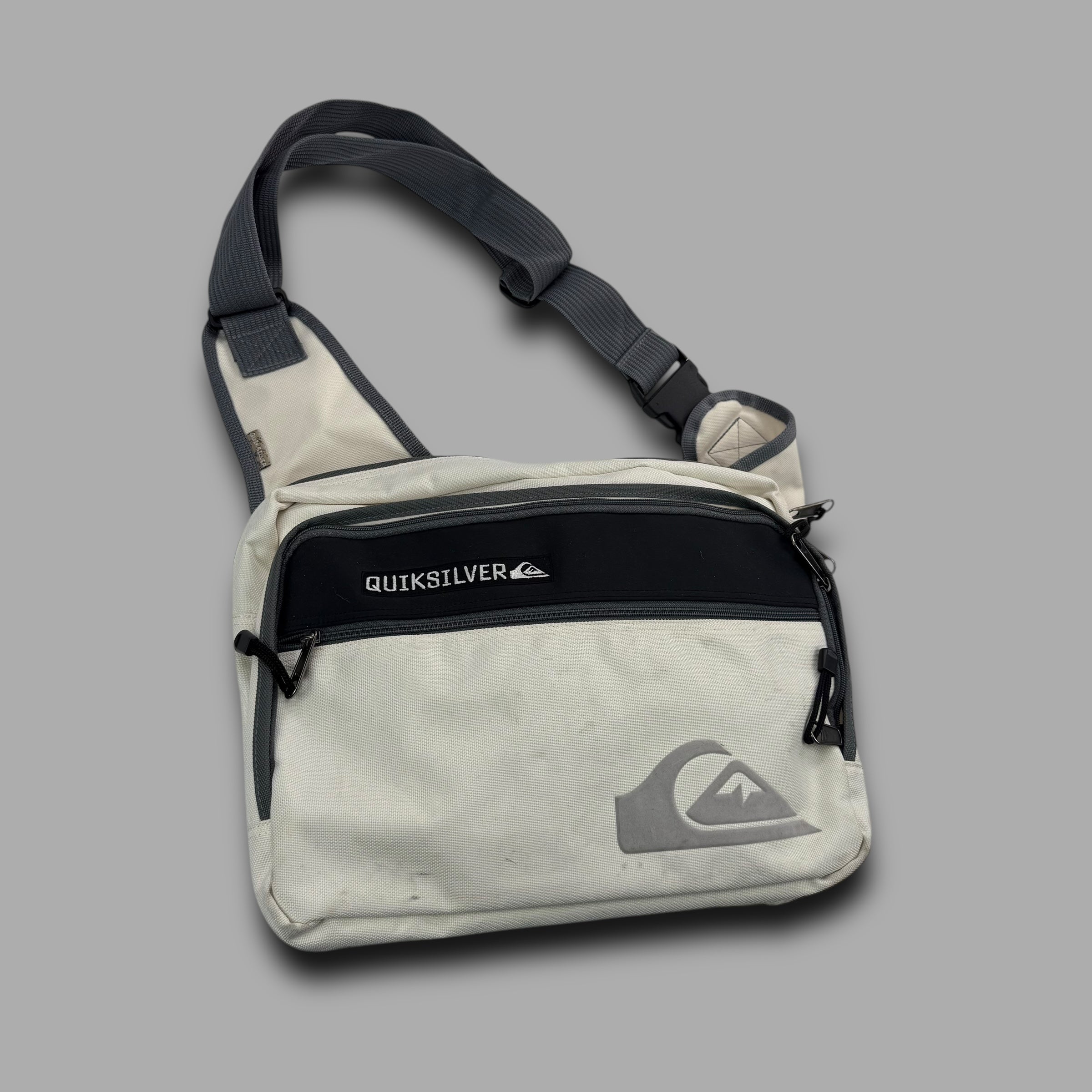 Quiksilver 2000's technical embossed sling bag / shoulder bag (OS)