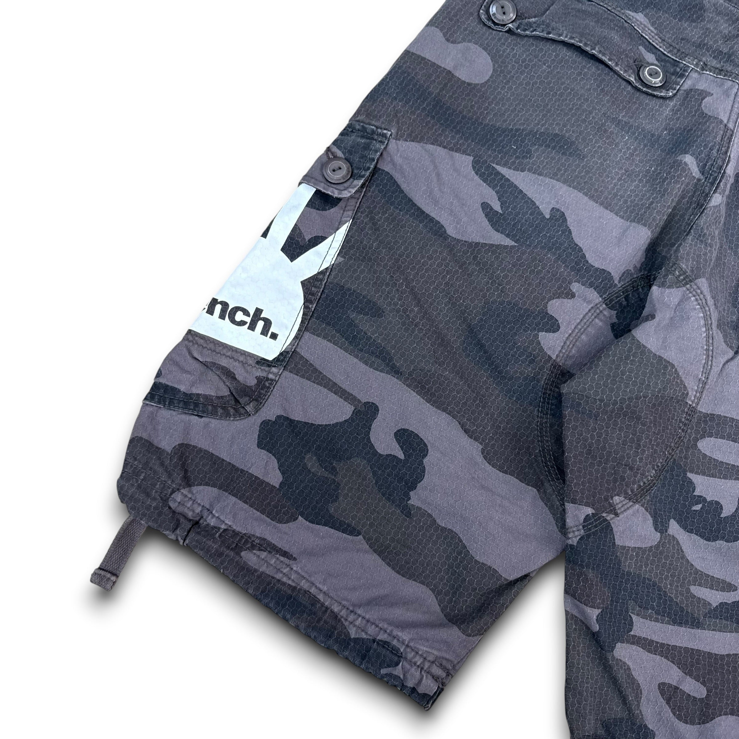Bench 2000's dark graphic camo shorts (S)