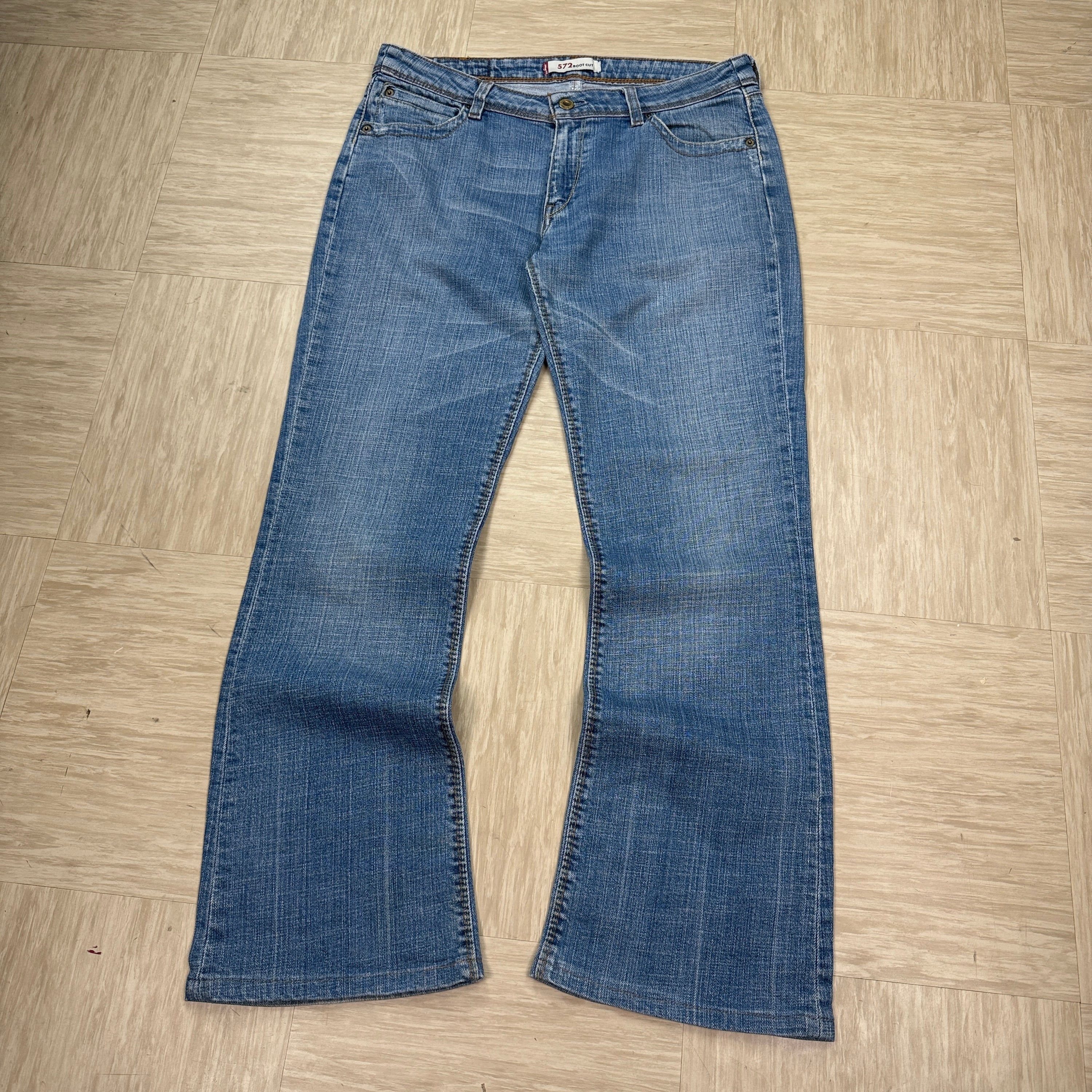 Levi's 572 2000's relaxed fit denim bootcut jeans (S)