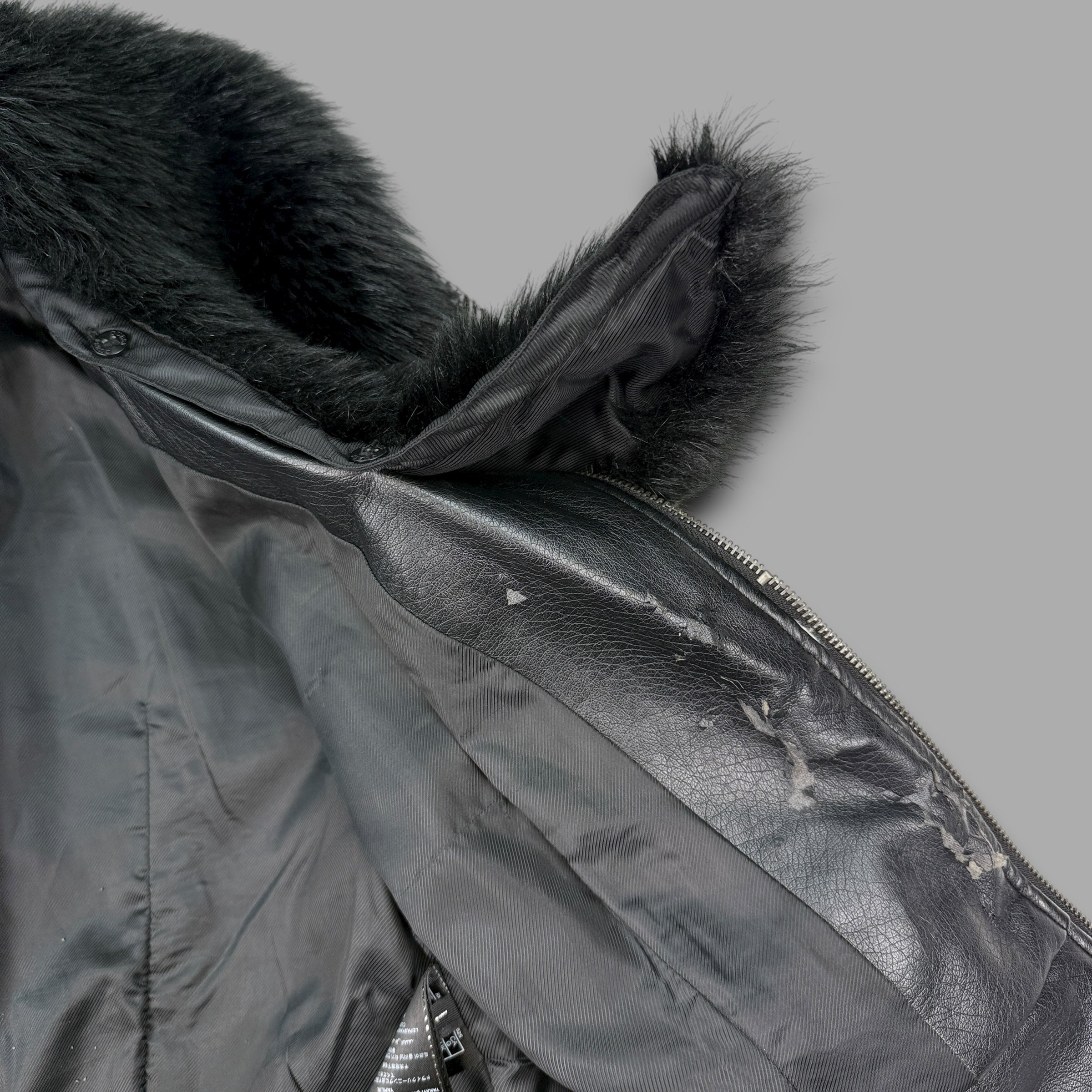 Guess 2000's cropped zip up fur trim jacket (S)