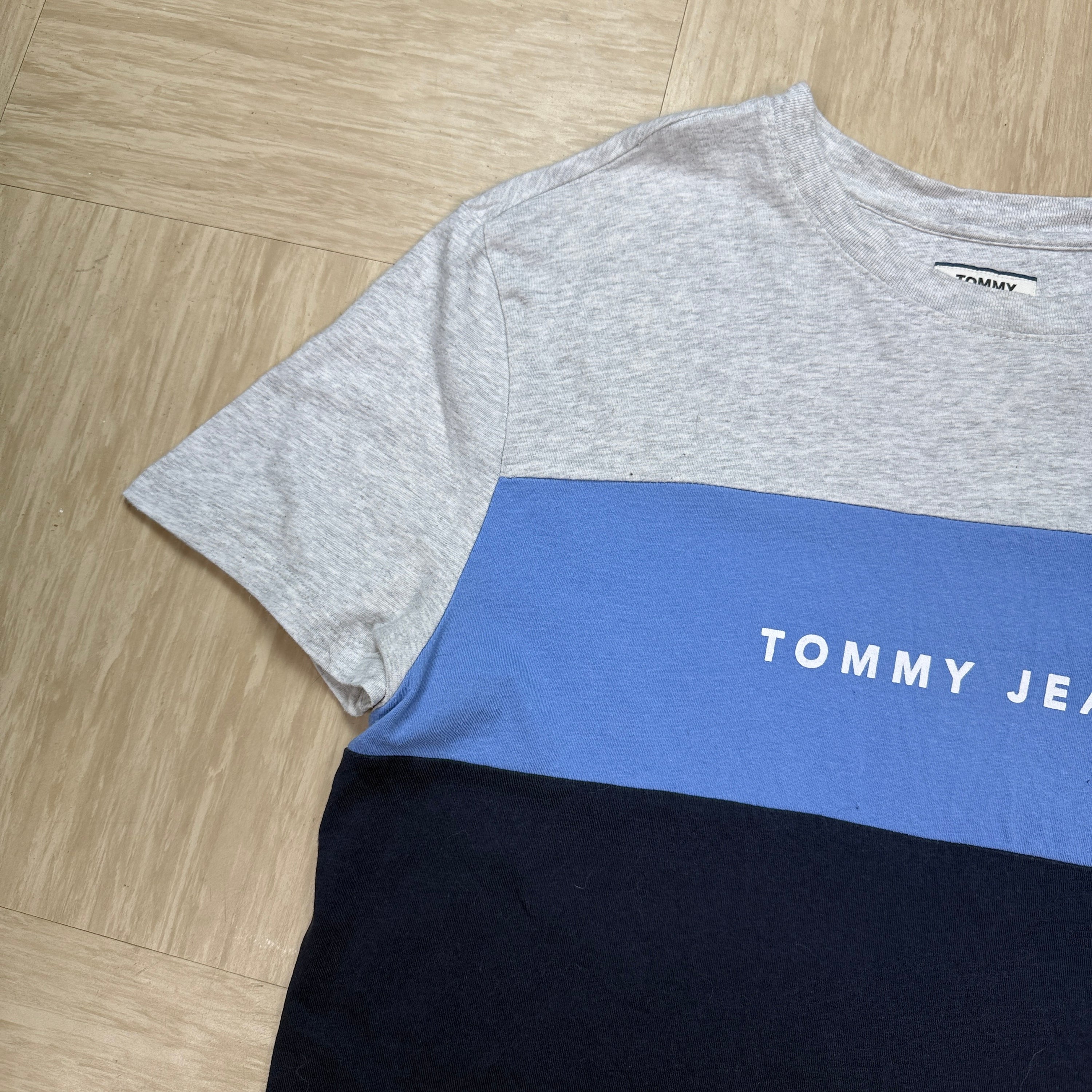 Tommy Hilfiger 2000's cropped spellout tee (S)