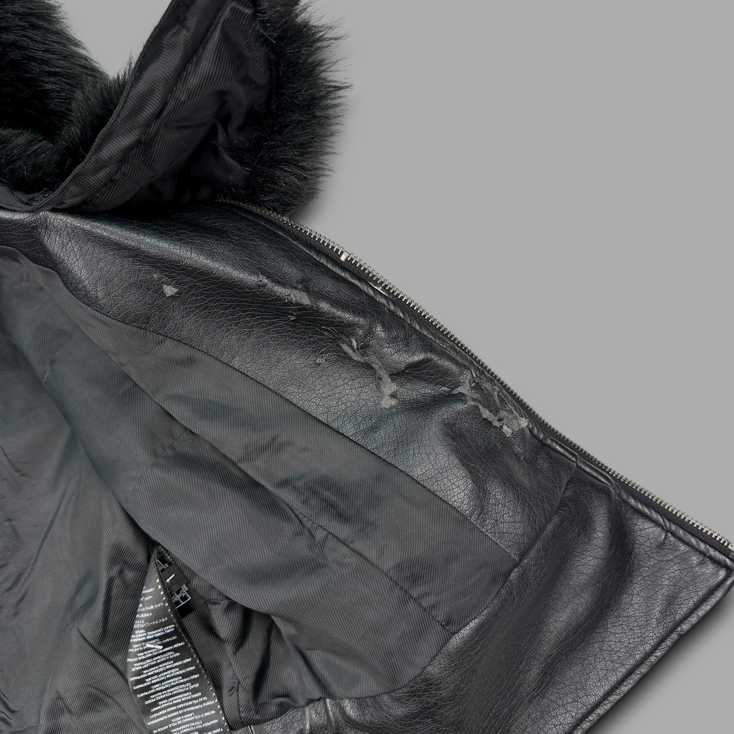 Guess 2000's cropped zip up fur trim jacket (S)