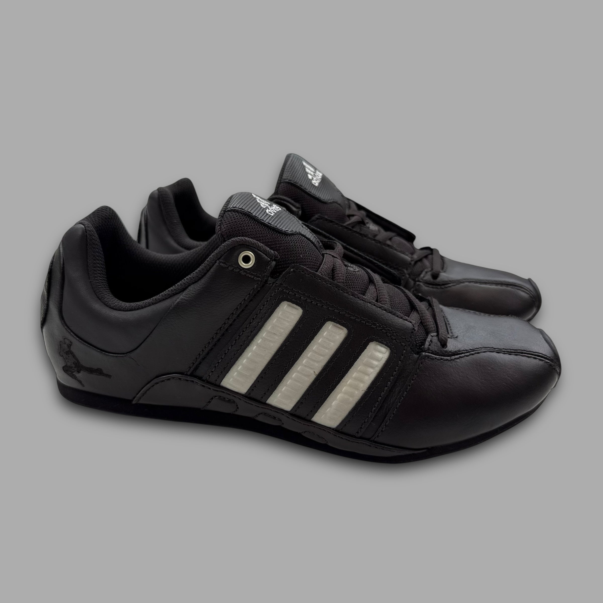 Adidas 2009 panelled martial arts shoe (UK8)