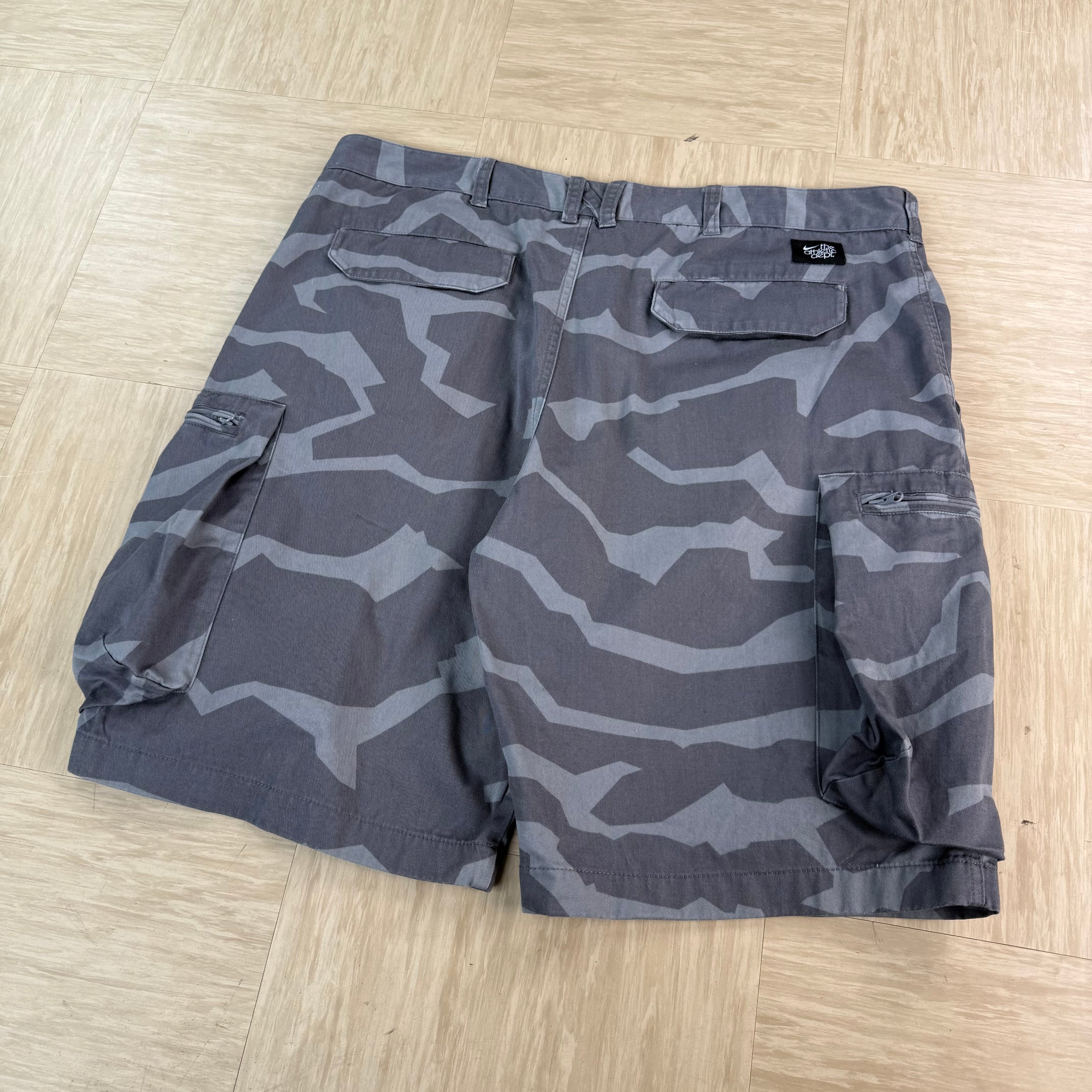 Nike 2000's baggy wide leg camo cargo shorts (L)