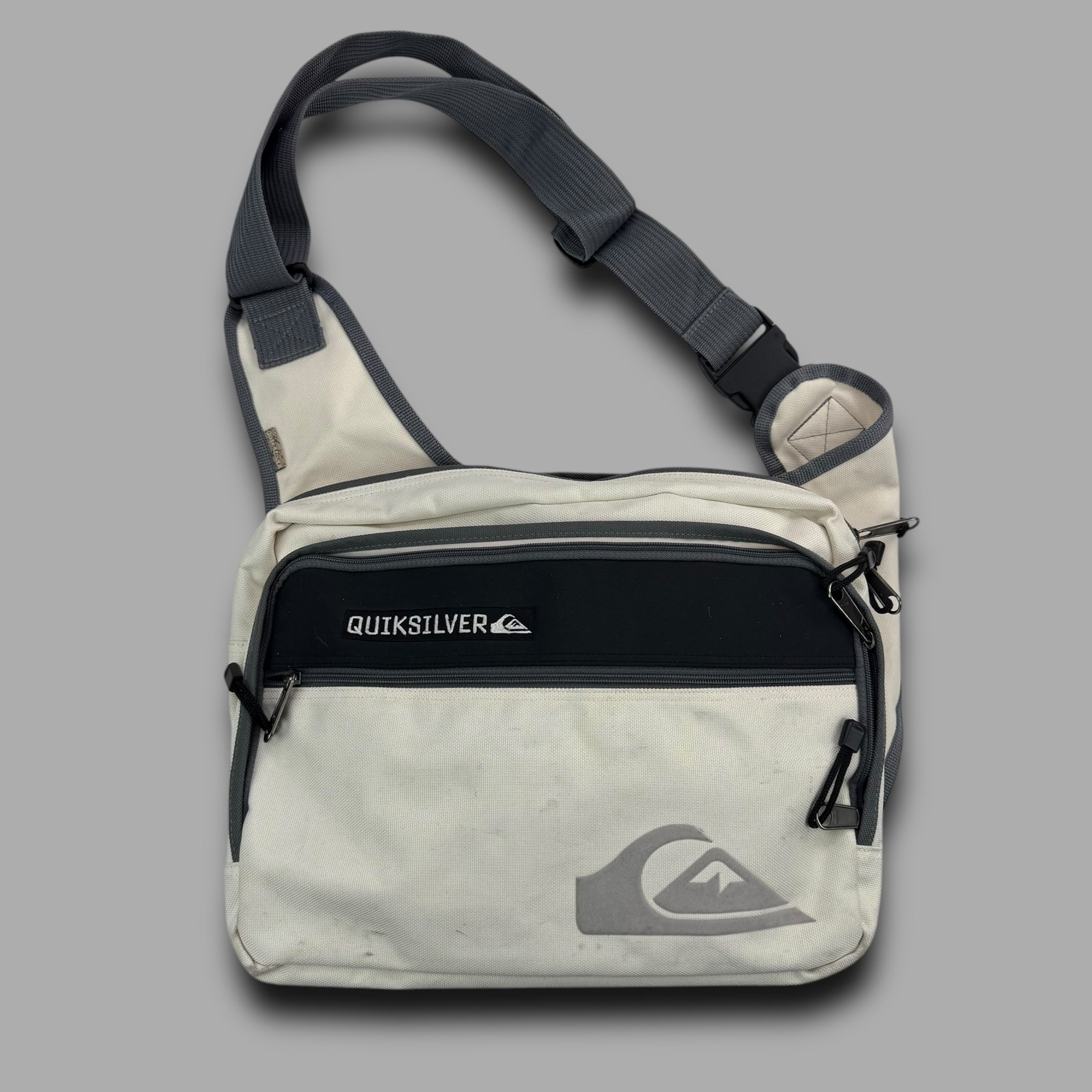 Quiksilver 2000's technical embossed sling bag / shoulder bag (OS)